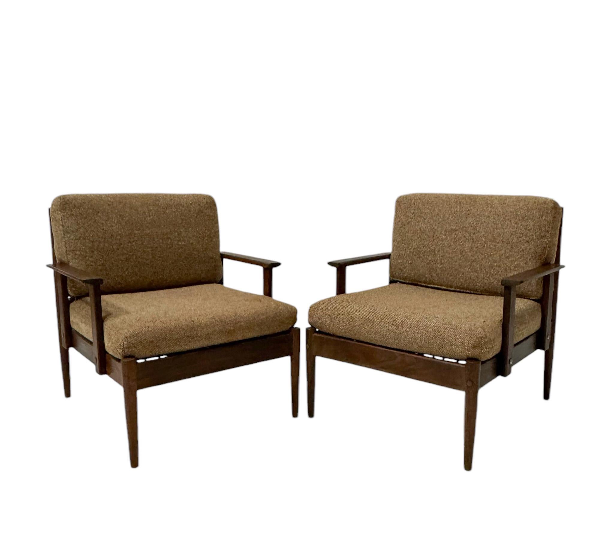 Superbe et élégante paire de chaises de salon de style moderne du milieu du siècle.
Un design néerlandais saisissant des années 1960.
Piétements, dossiers et accoudoirs en teck massif.
Chaque chaise longue a deux coussins avec la tapisserie