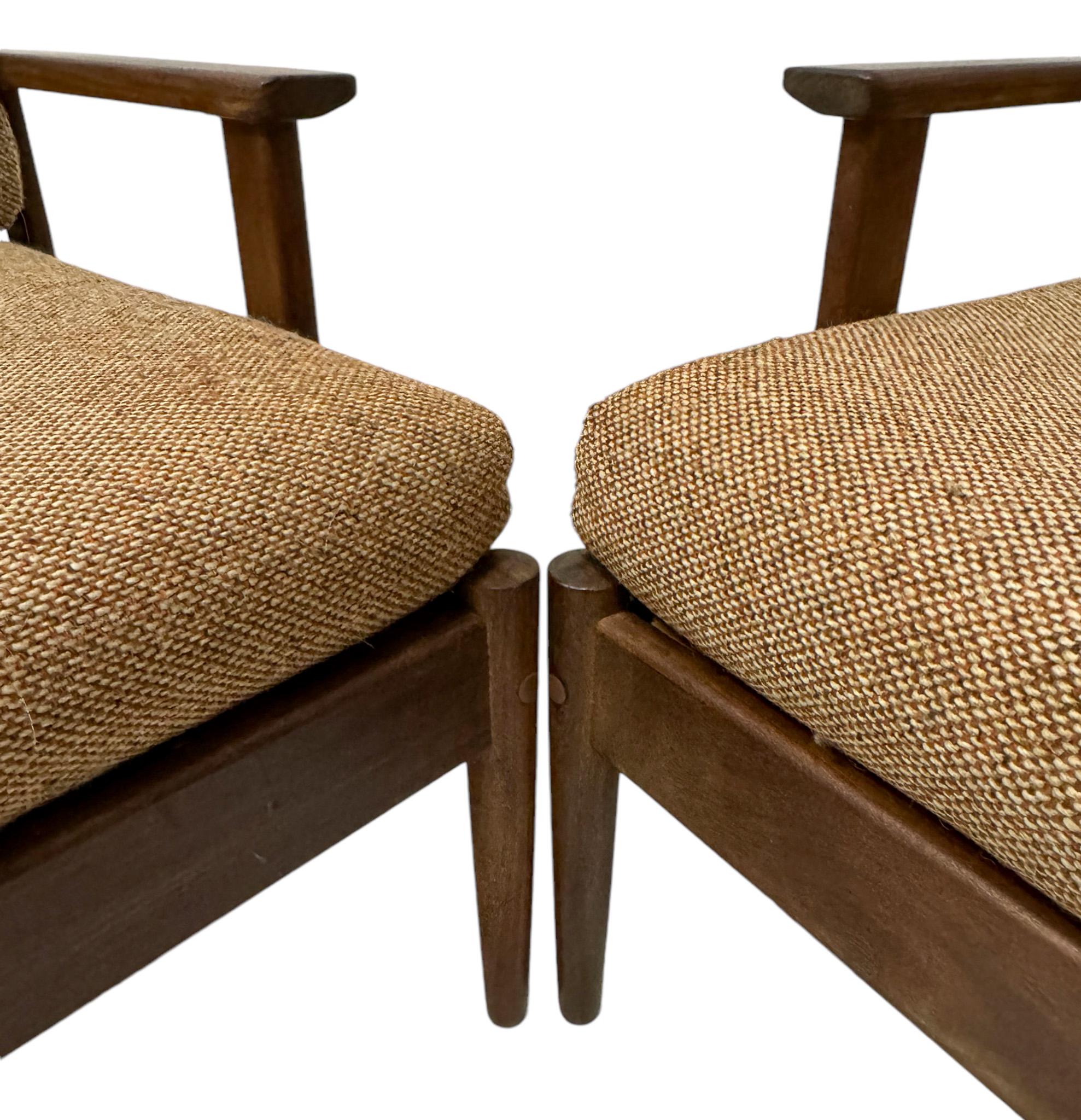 Tissu Paire de chaises longues en teck de style mi-siècle moderne, années 1960 en vente