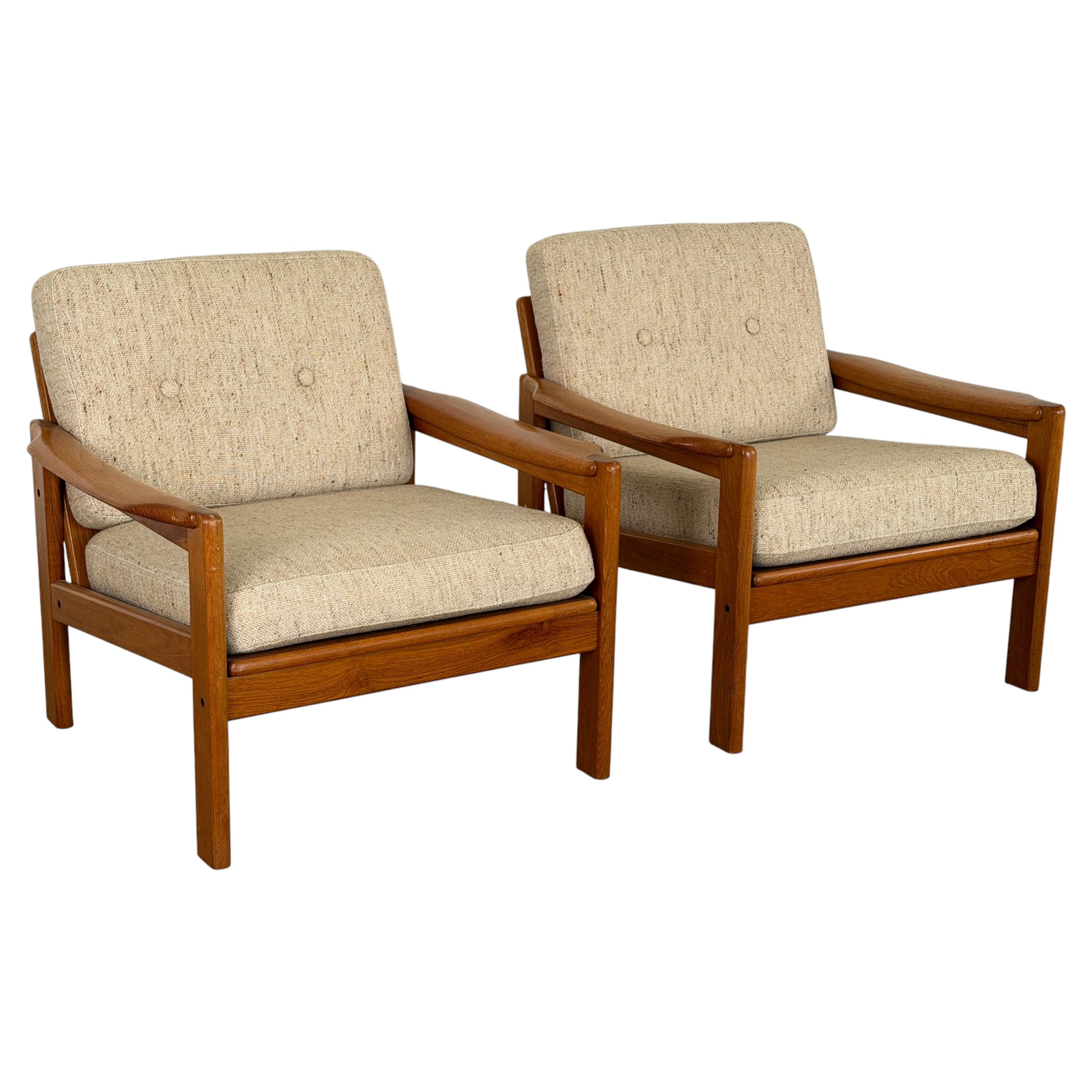 Pair of Mid Century Modern Teak Lounge Chairs in Wool Bouclé, 1960s For Sale