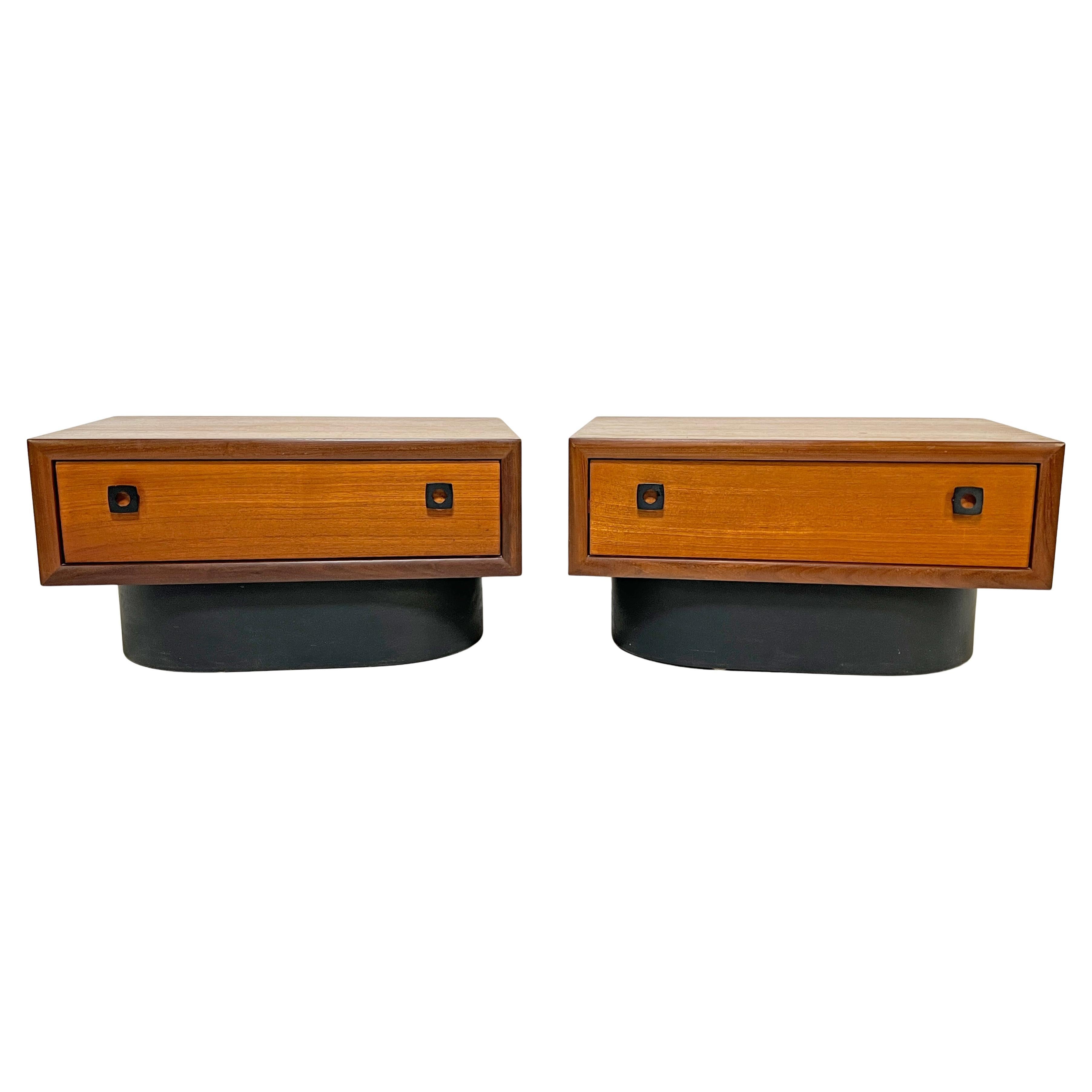 Coppia di comodini in teak della metà del secolo scorso di RS Associates, anni 
60 circa. 1960s in vendita