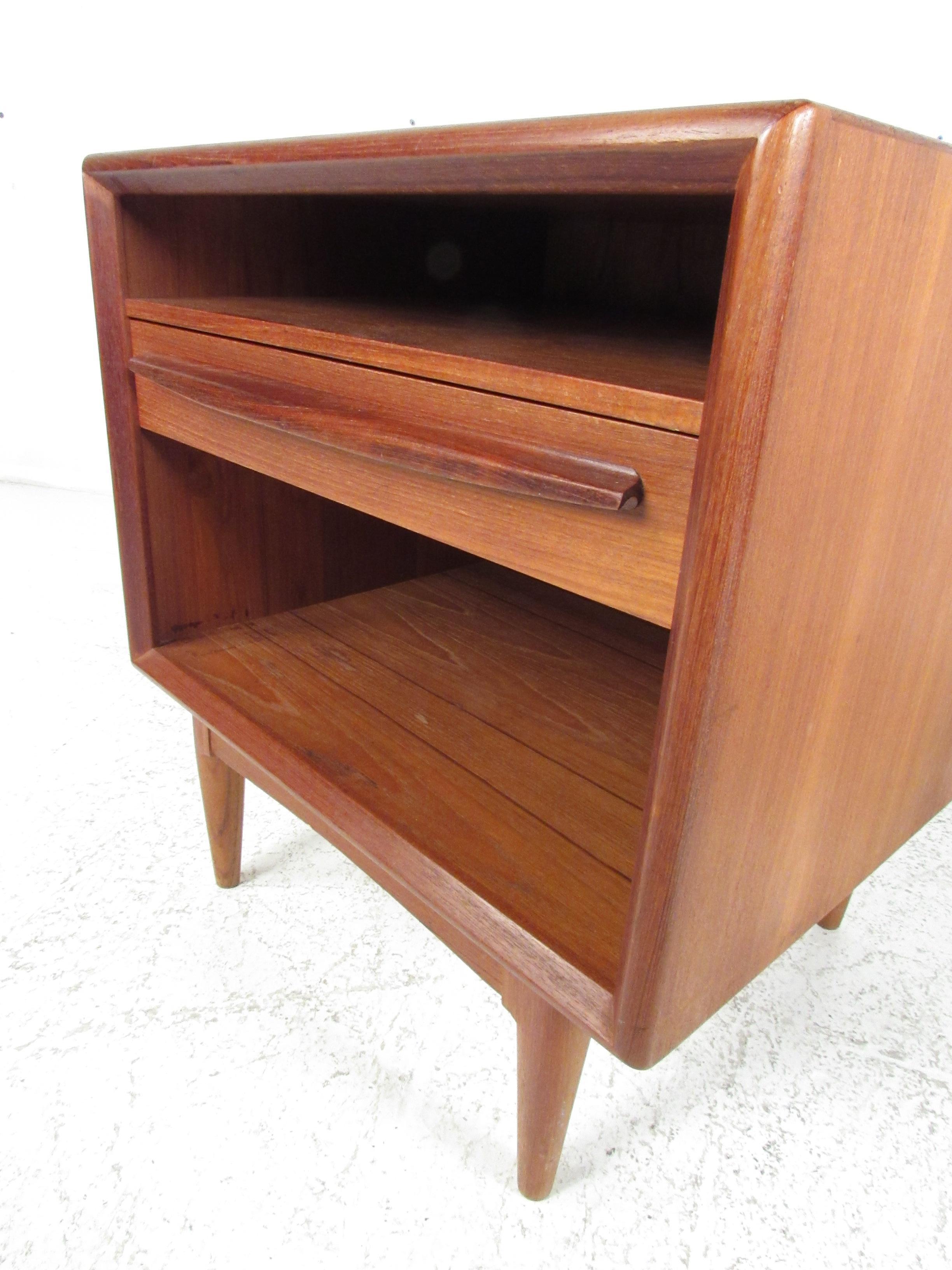 Pair of Mid-Century Modern Teak Nightstands In Good Condition In Brooklyn, NY