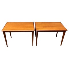 Pareja de mesas auxiliares o mesas auxiliares de teca modernas de mediados de siglo, Dinamarca, Años 60