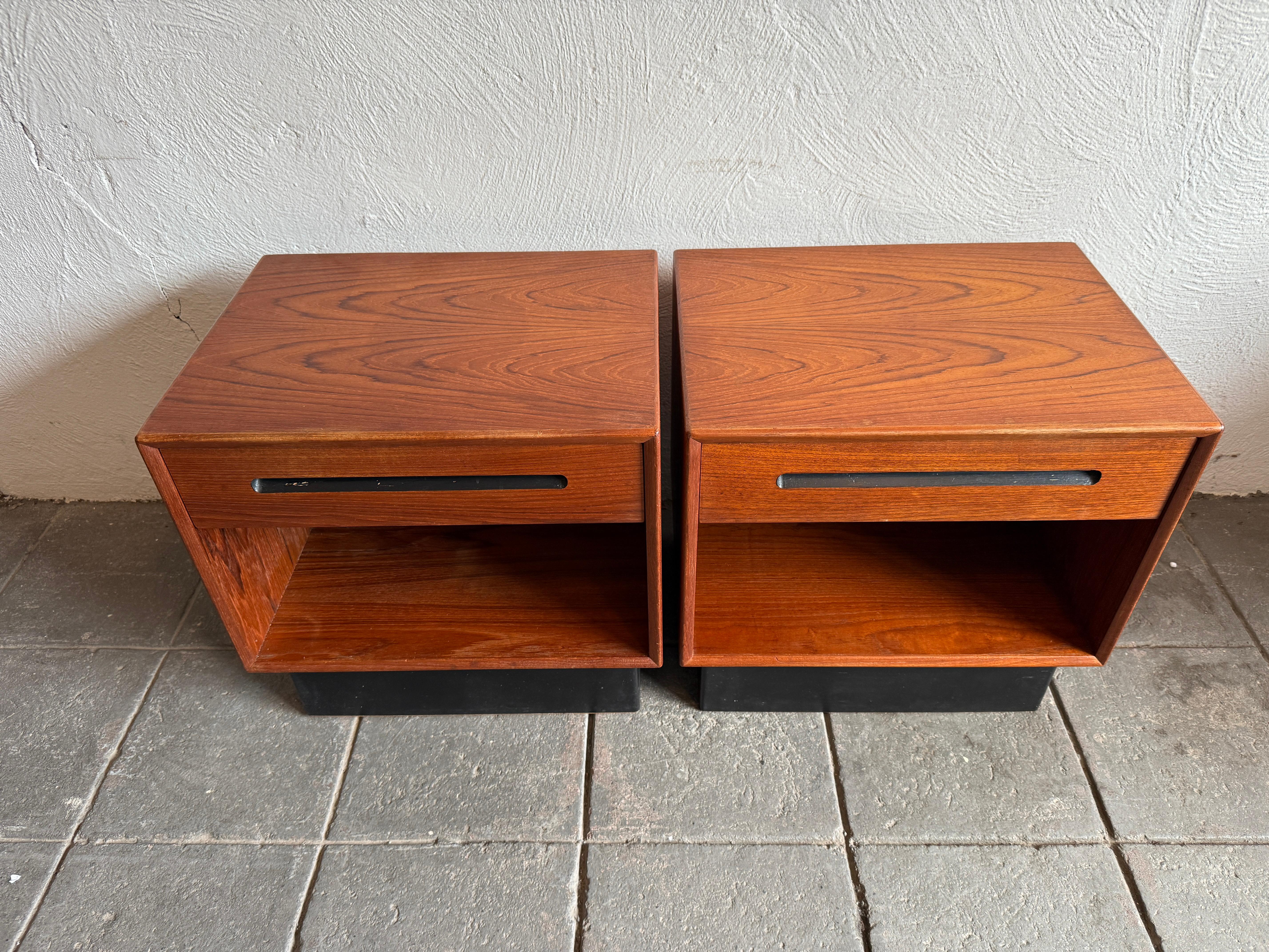 Beautiful Pair of Mid Century Modern Teak single drawer nightstands by Westnofa Made In Norway. Very simple design with inset handles with black lacquer paint. Very stunning curved design and teak wood grain. They sit on a black lacquered plinth