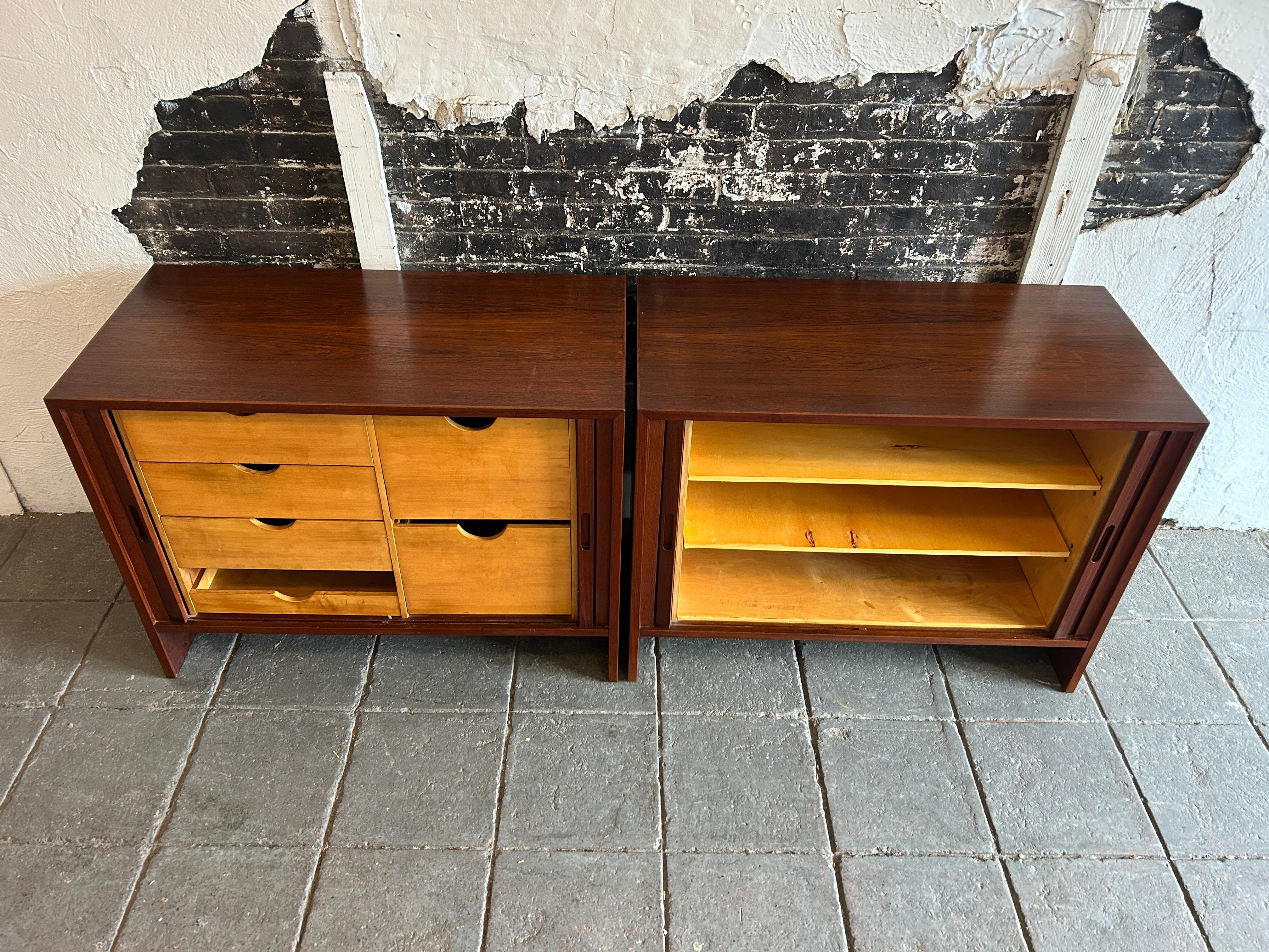 Ein Paar moderne Teakholz-Anrichten mitbourtüren aus der Mitte des Jahrhunderts von Hans Wegner im Angebot 2