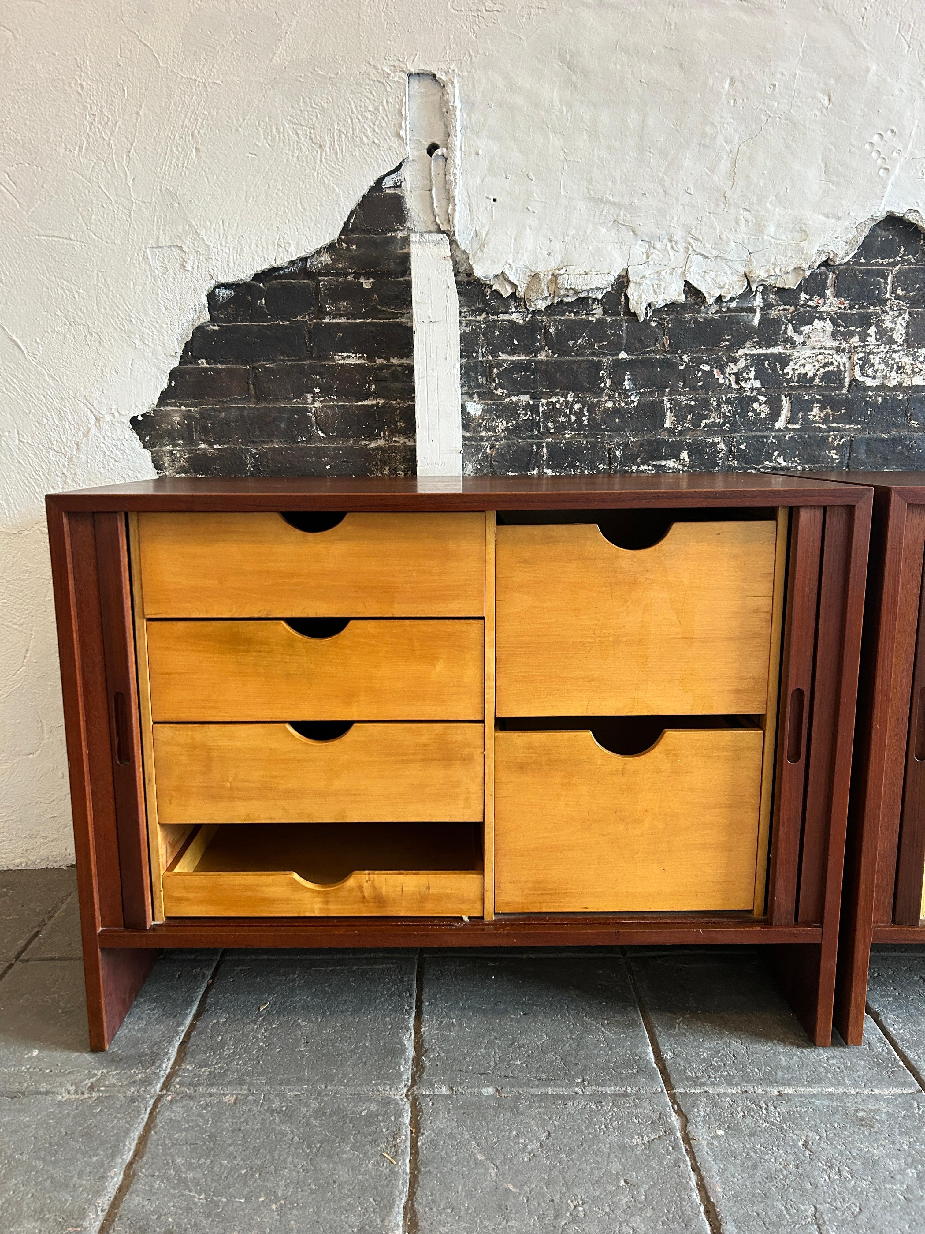 Ein Paar moderne Teakholz-Anrichten mitbourtüren aus der Mitte des Jahrhunderts von Hans Wegner im Angebot 3