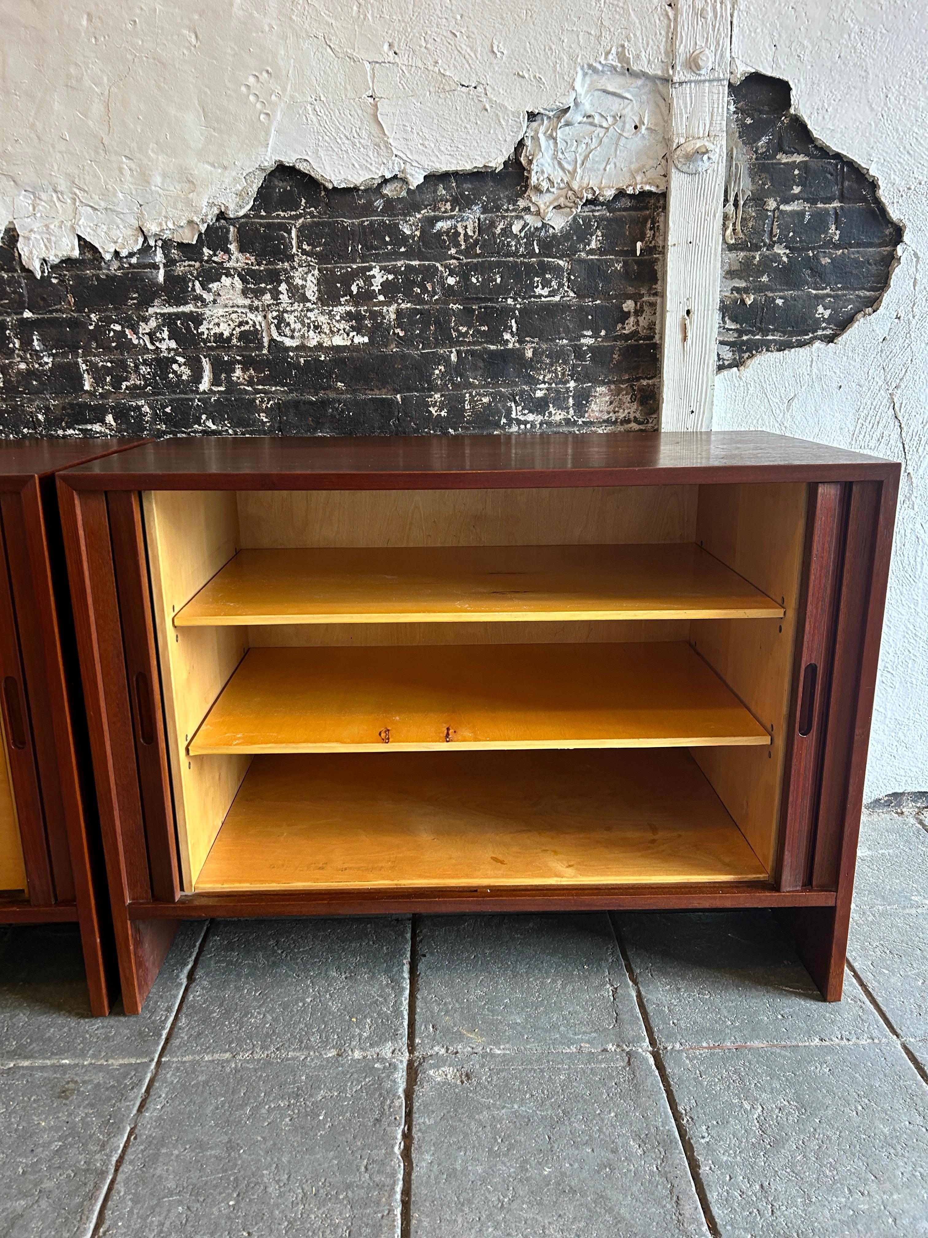 Ein Paar moderne Teakholz-Anrichten mitbourtüren aus der Mitte des Jahrhunderts von Hans Wegner im Angebot 4