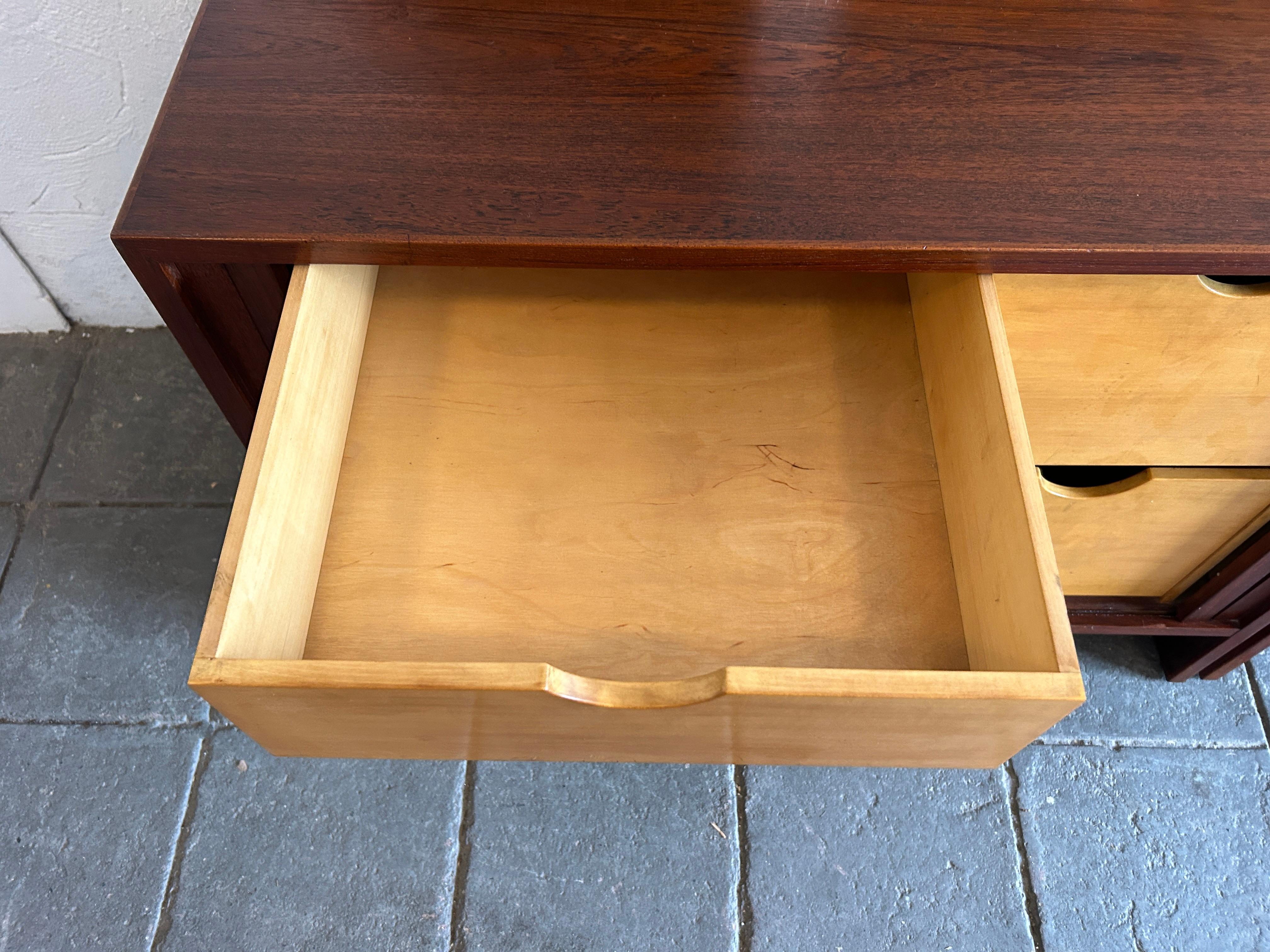 Ein Paar moderne Teakholz-Anrichten mitbourtüren aus der Mitte des Jahrhunderts von Hans Wegner im Angebot 5
