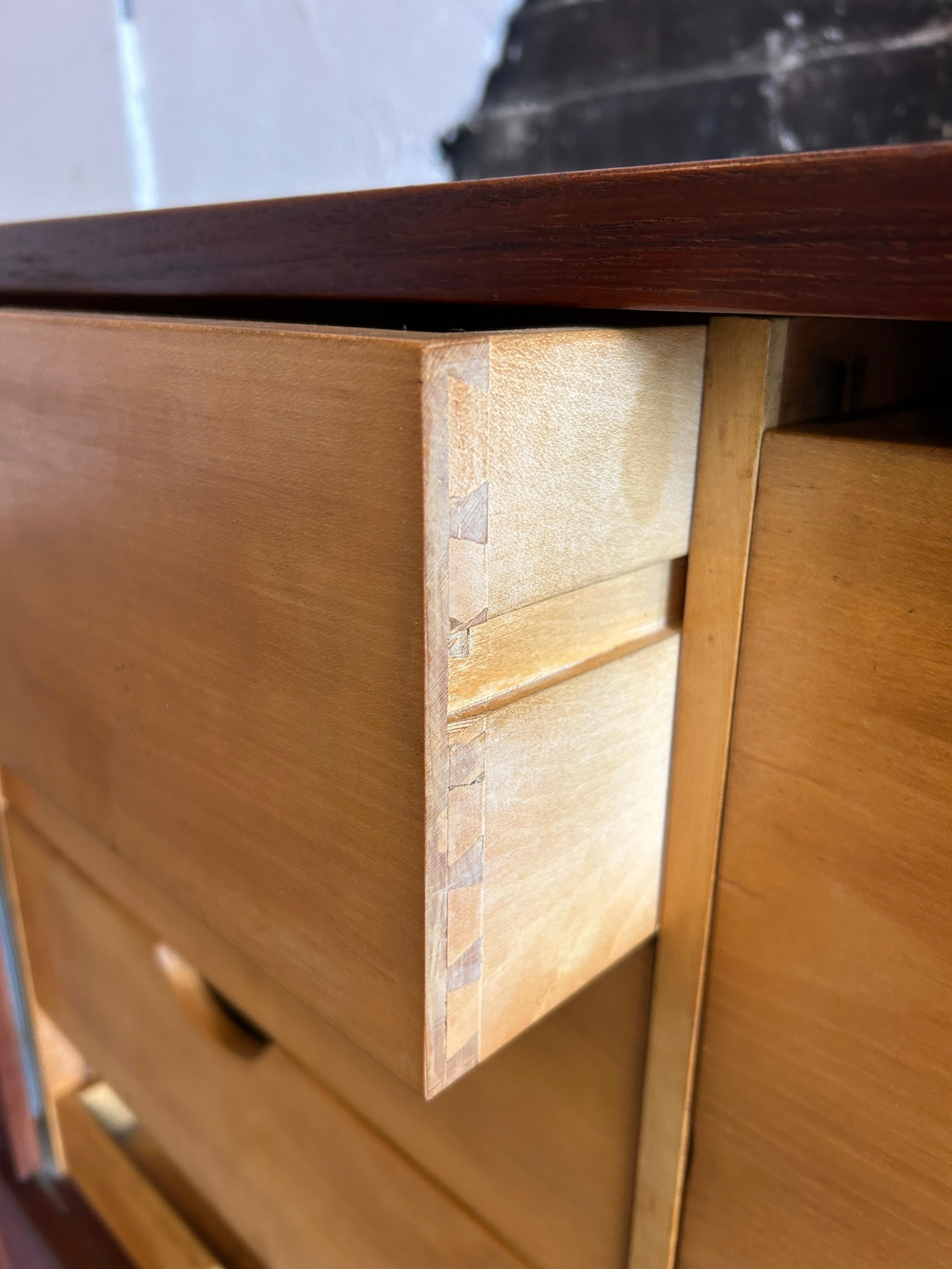 Ein Paar moderne Teakholz-Anrichten mitbourtüren aus der Mitte des Jahrhunderts von Hans Wegner im Angebot 6