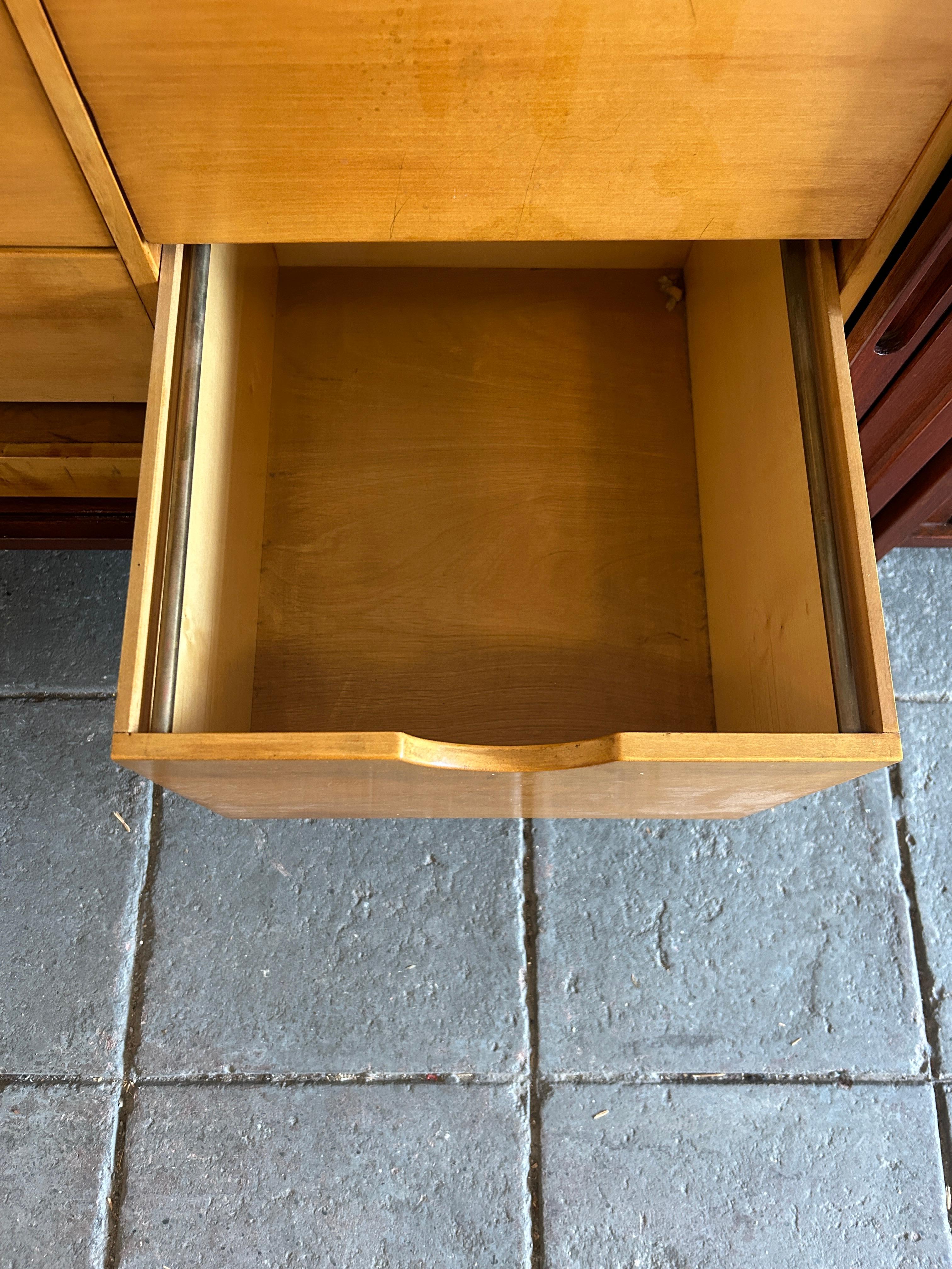 Ein Paar moderne Teakholz-Anrichten mitbourtüren aus der Mitte des Jahrhunderts von Hans Wegner im Angebot 7