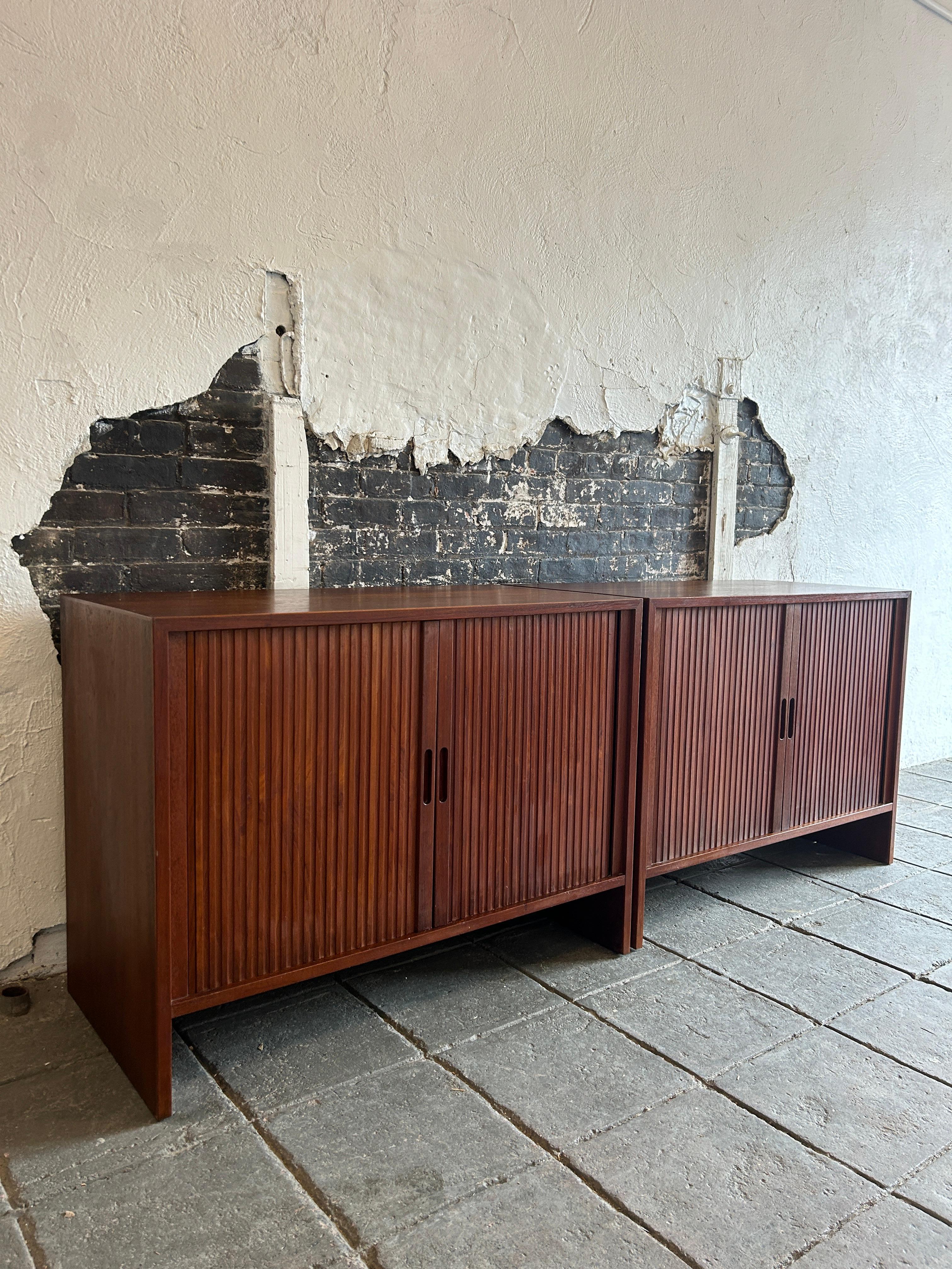 Zwei schöne dänische Kredenzen aus dunklem Teakholz, entworfen von Hans J. Wegner CIRCA 1960. Eine Kredenz hat 2 verstellbare Einlegeböden aus Birke, die herausnehmbar sind, die andere hat 6 Schubladen aus Birke. Die Tambour-Türen sind leichtgängig