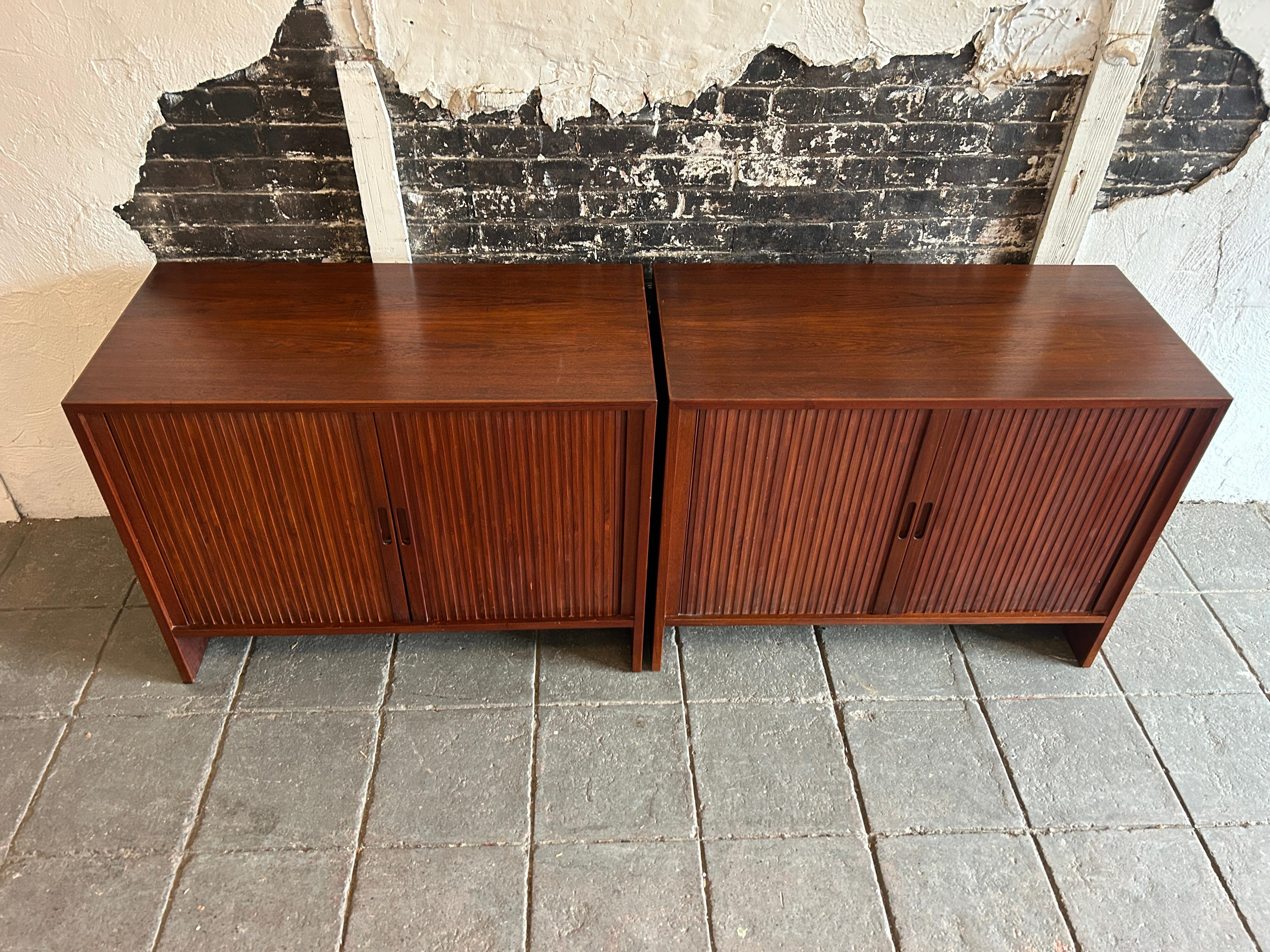 Ein Paar moderne Teakholz-Anrichten mitbourtüren aus der Mitte des Jahrhunderts von Hans Wegner (Moderne der Mitte des Jahrhunderts) im Angebot