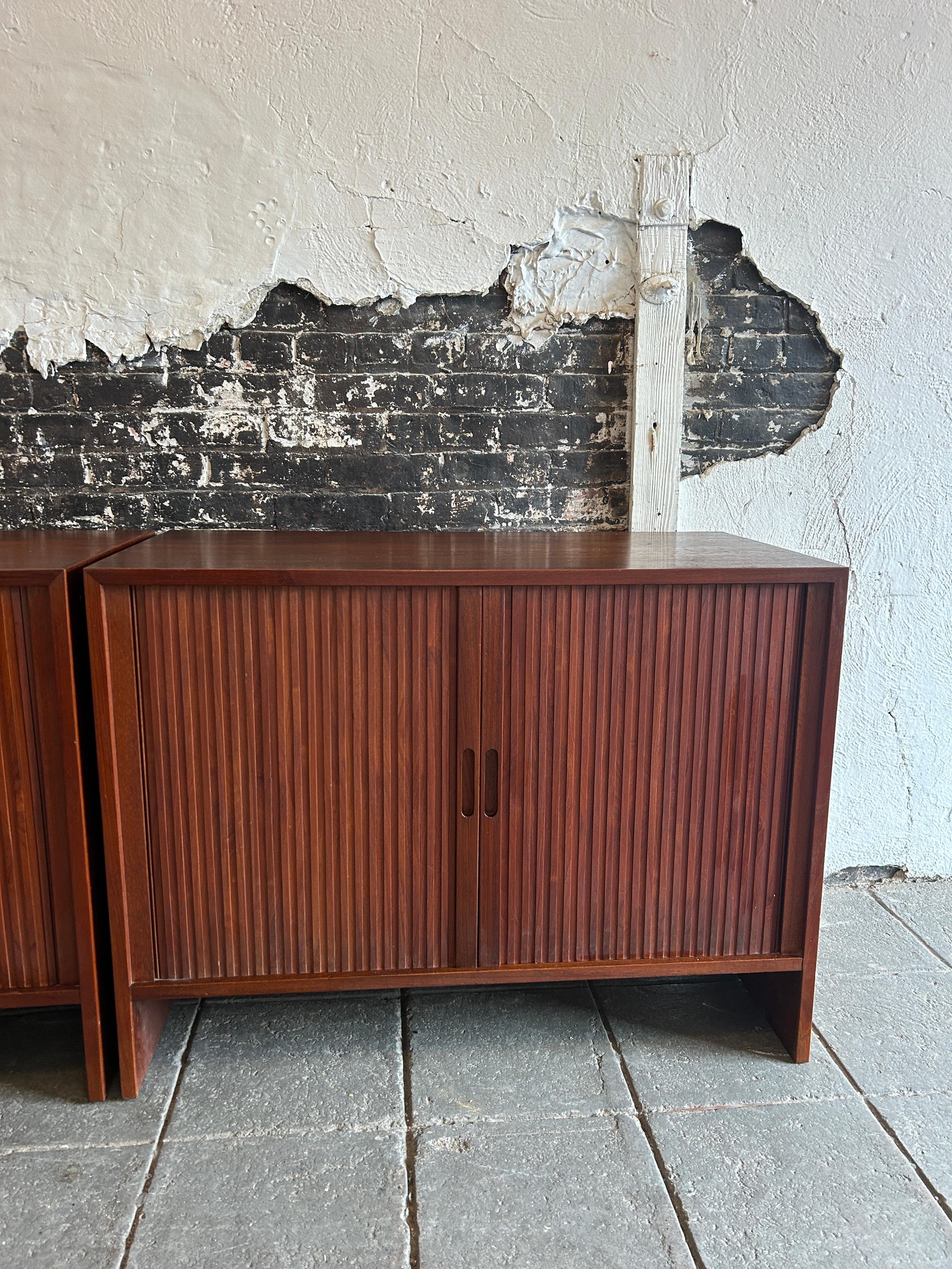 Ein Paar moderne Teakholz-Anrichten mitbourtüren aus der Mitte des Jahrhunderts von Hans Wegner (Dänisch) im Angebot