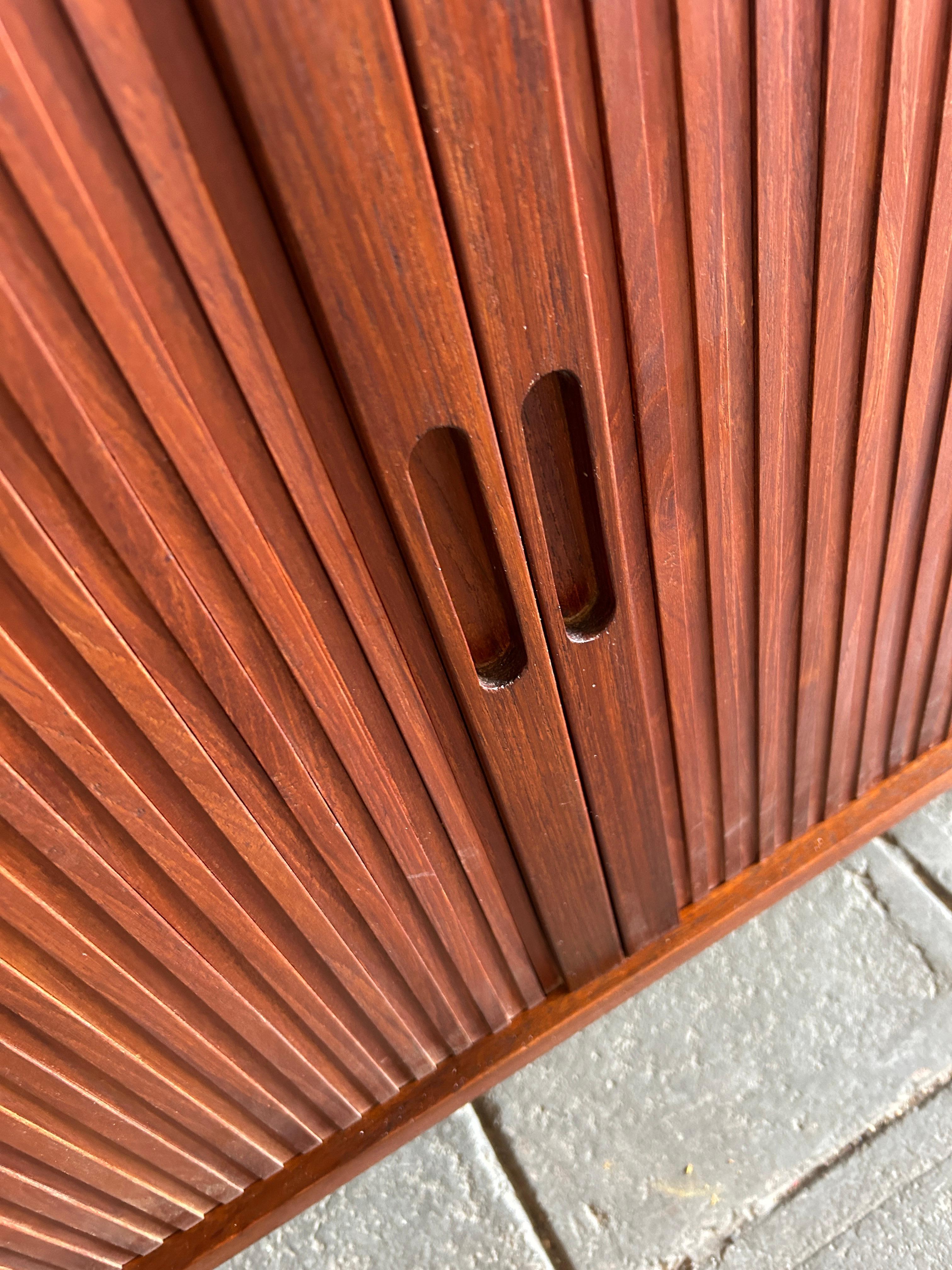 Ein Paar moderne Teakholz-Anrichten mitbourtüren aus der Mitte des Jahrhunderts von Hans Wegner (Holzarbeit) im Angebot