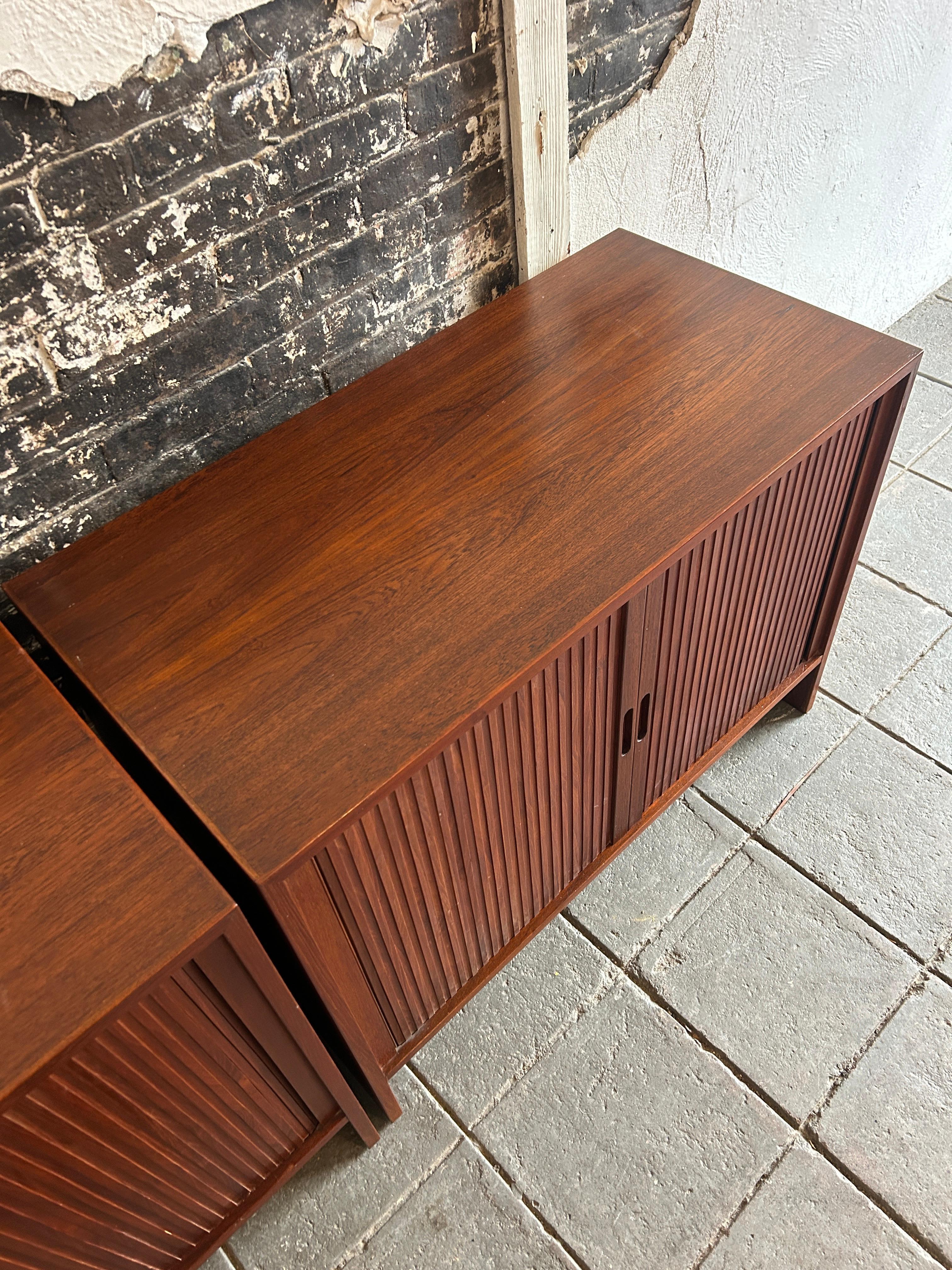 Ein Paar moderne Teakholz-Anrichten mitbourtüren aus der Mitte des Jahrhunderts von Hans Wegner im Zustand „Gut“ im Angebot in Brooklyn, NY