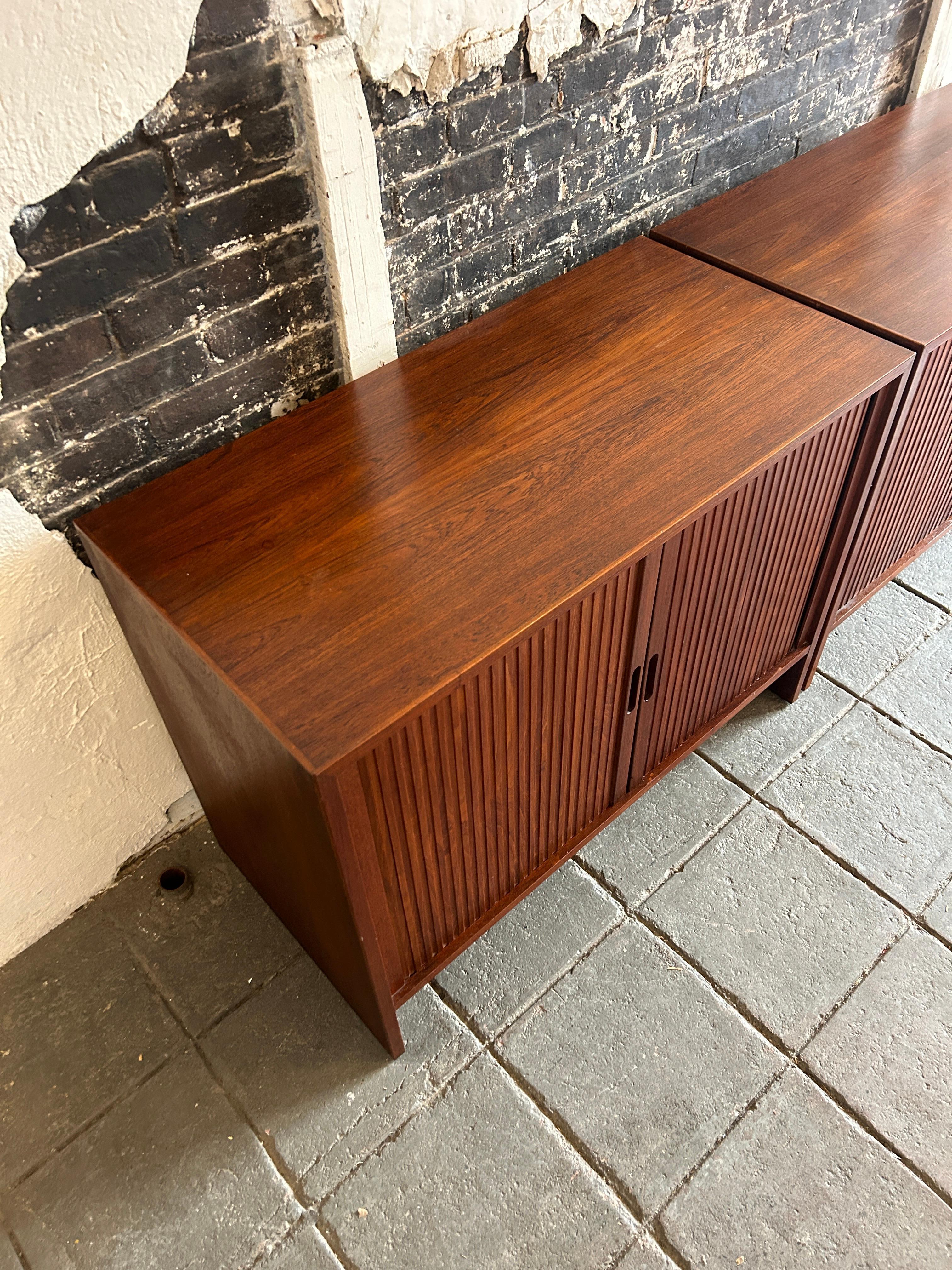 Ein Paar moderne Teakholz-Anrichten mitbourtüren aus der Mitte des Jahrhunderts von Hans Wegner (Mitte des 20. Jahrhunderts) im Angebot