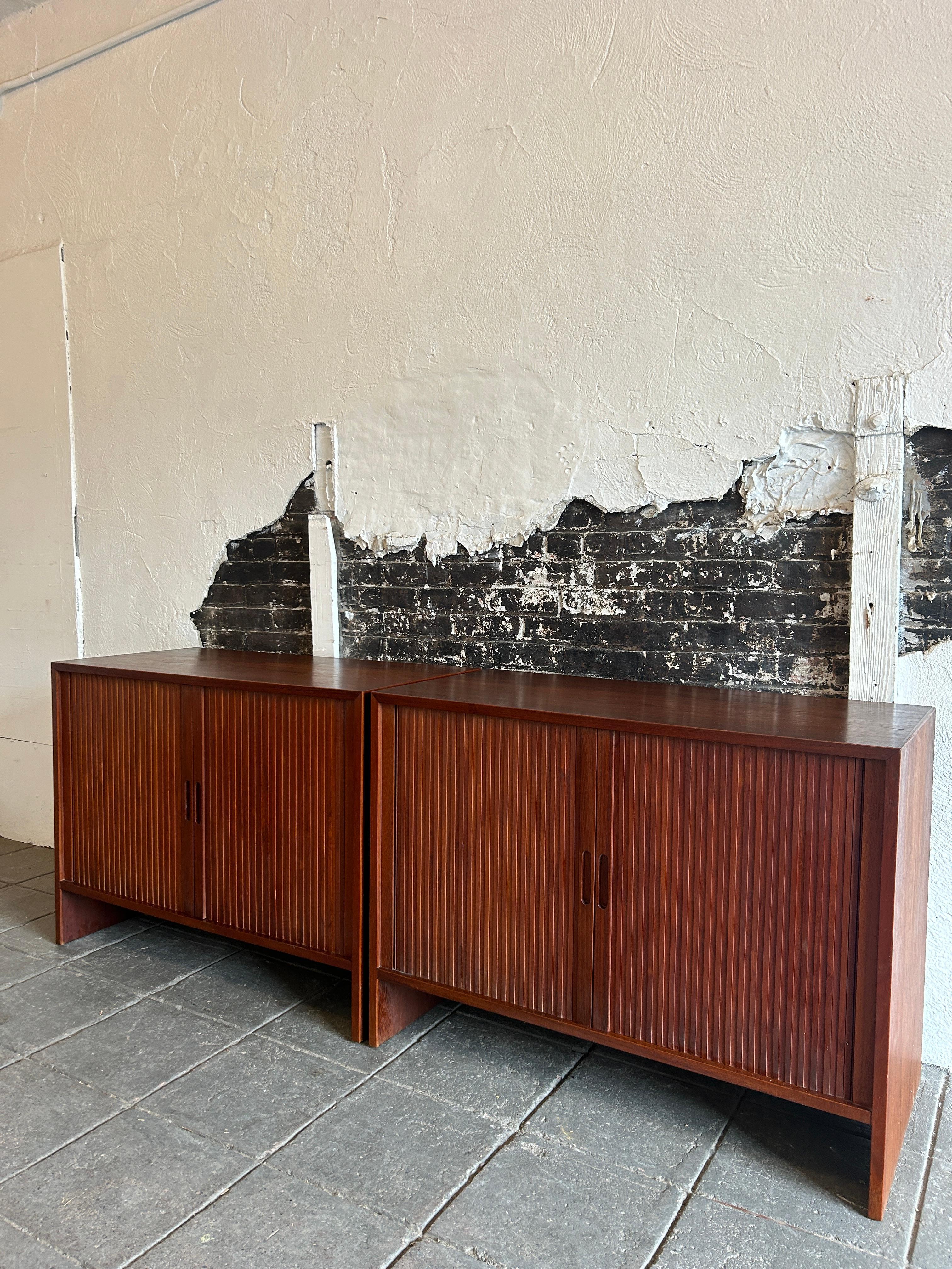 Ein Paar moderne Teakholz-Anrichten mitbourtüren aus der Mitte des Jahrhunderts von Hans Wegner (Birke) im Angebot