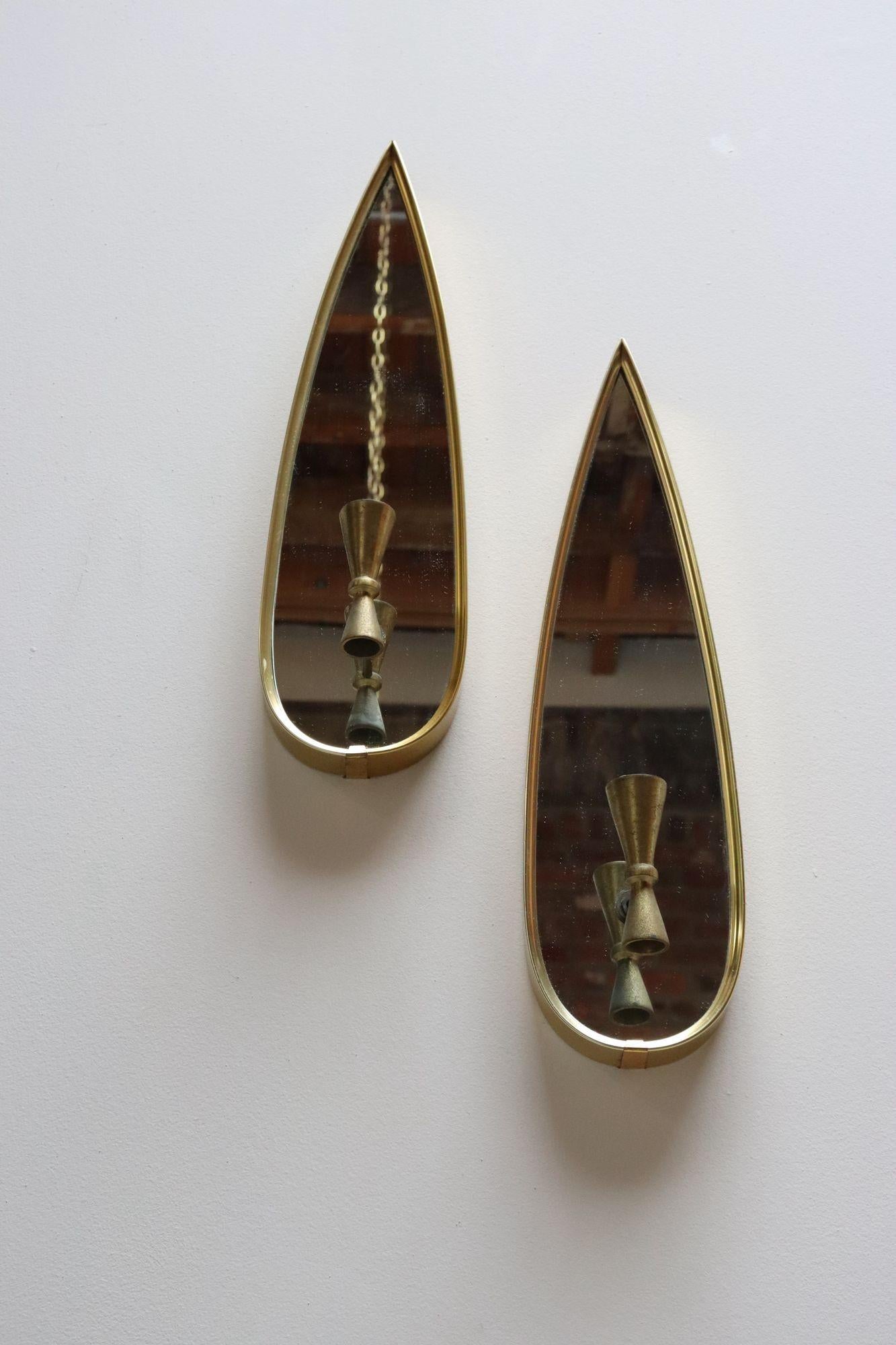 Mid-Century Modern Paire d'appliques murales en forme de goutte d'eau en aluminium et laiton du milieu du siècle dernier en vente