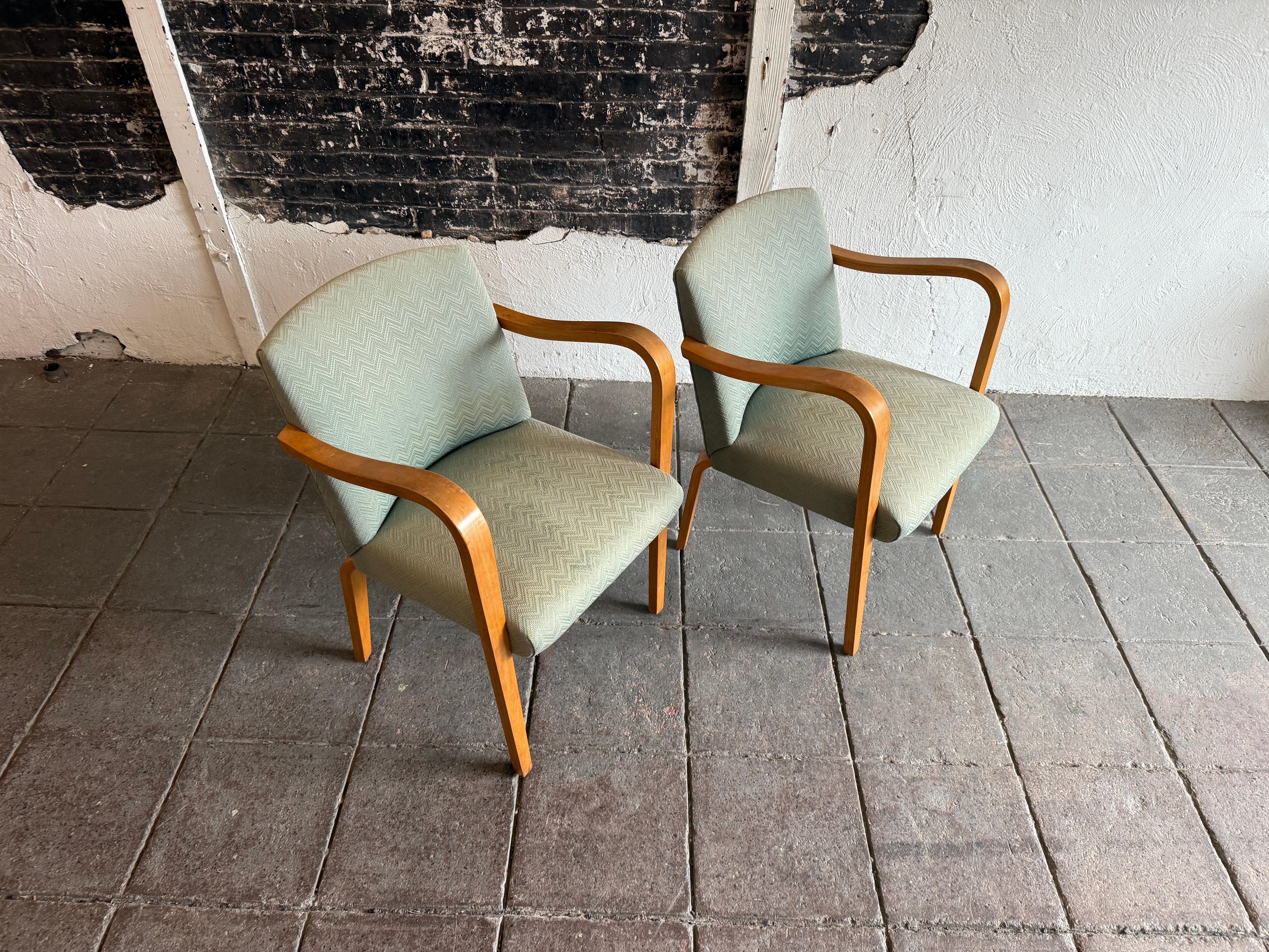 Pareja de sillones Thonet de madera curvada de abedul, modernos de mediados de siglo. Tiene la tapicería original de tela texturizada verde claro desgastada. Estado desgastado vintage muy estructural - Necesita retapizado o usar tal cual. Silla de