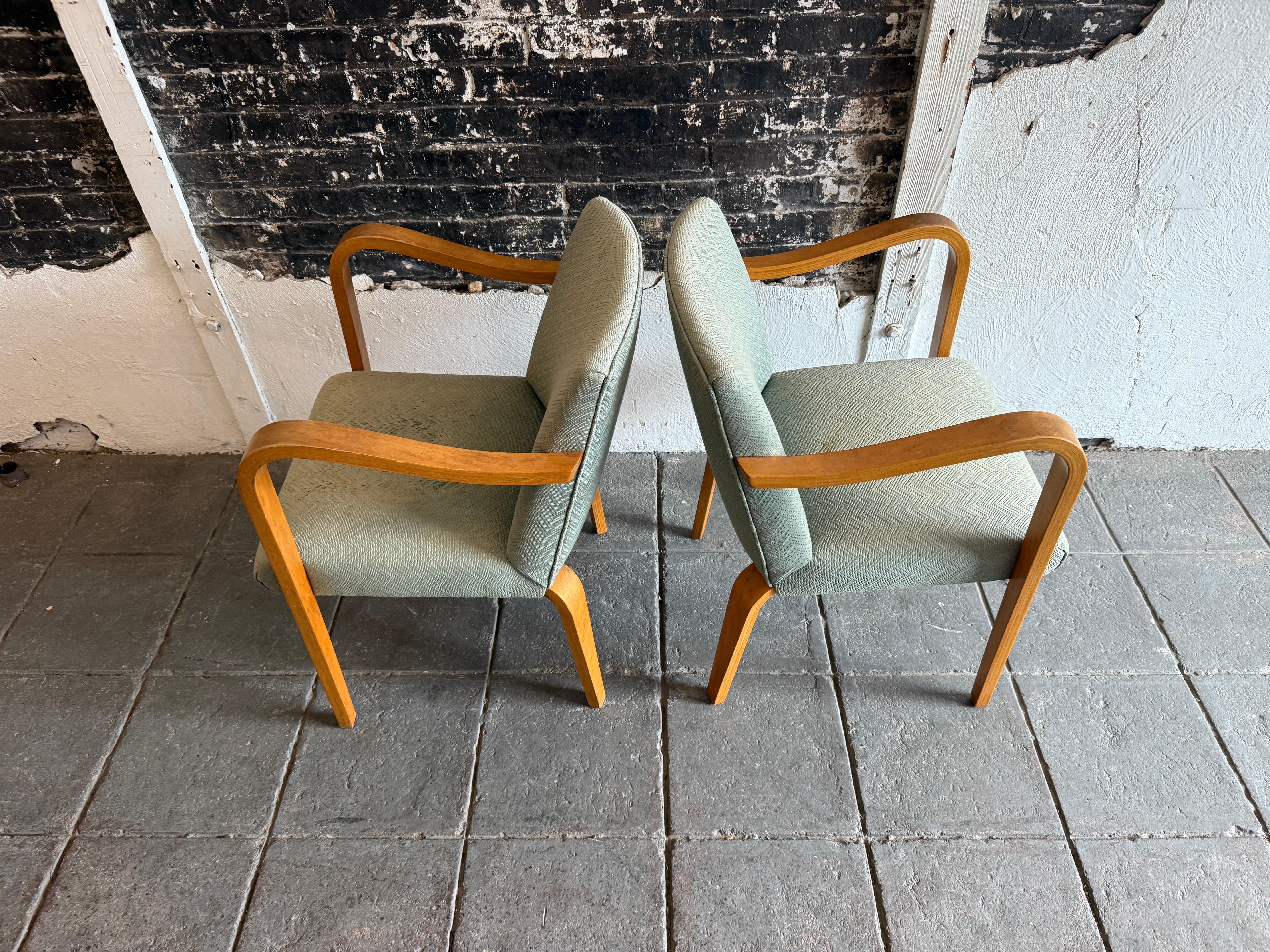 Pareja de sillones Thonet de madera curvada de abedul, modernos de mediados de siglo Estadounidense en venta