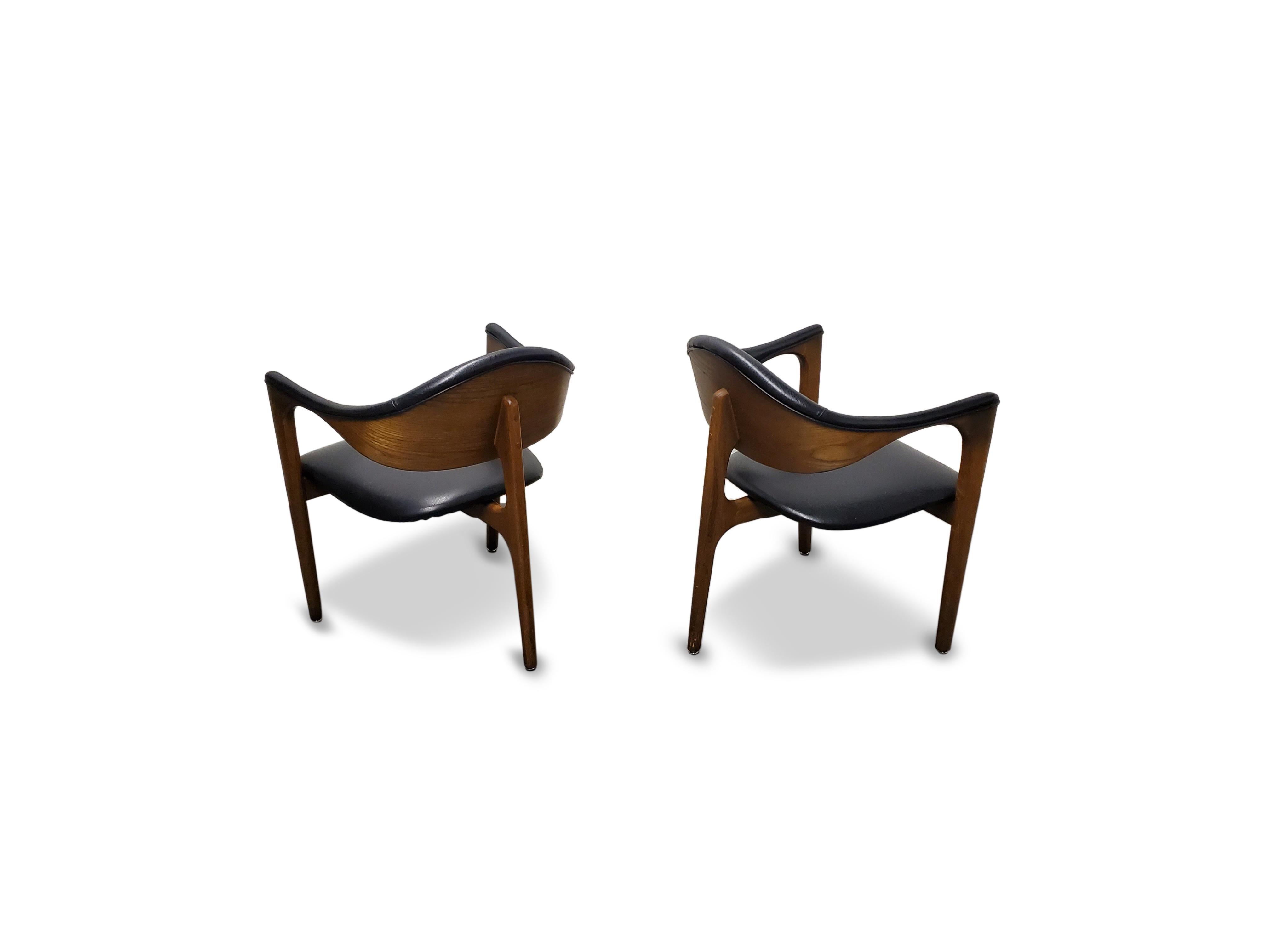 Pair of Mid-Century Modern Three-Legged Chairs 4