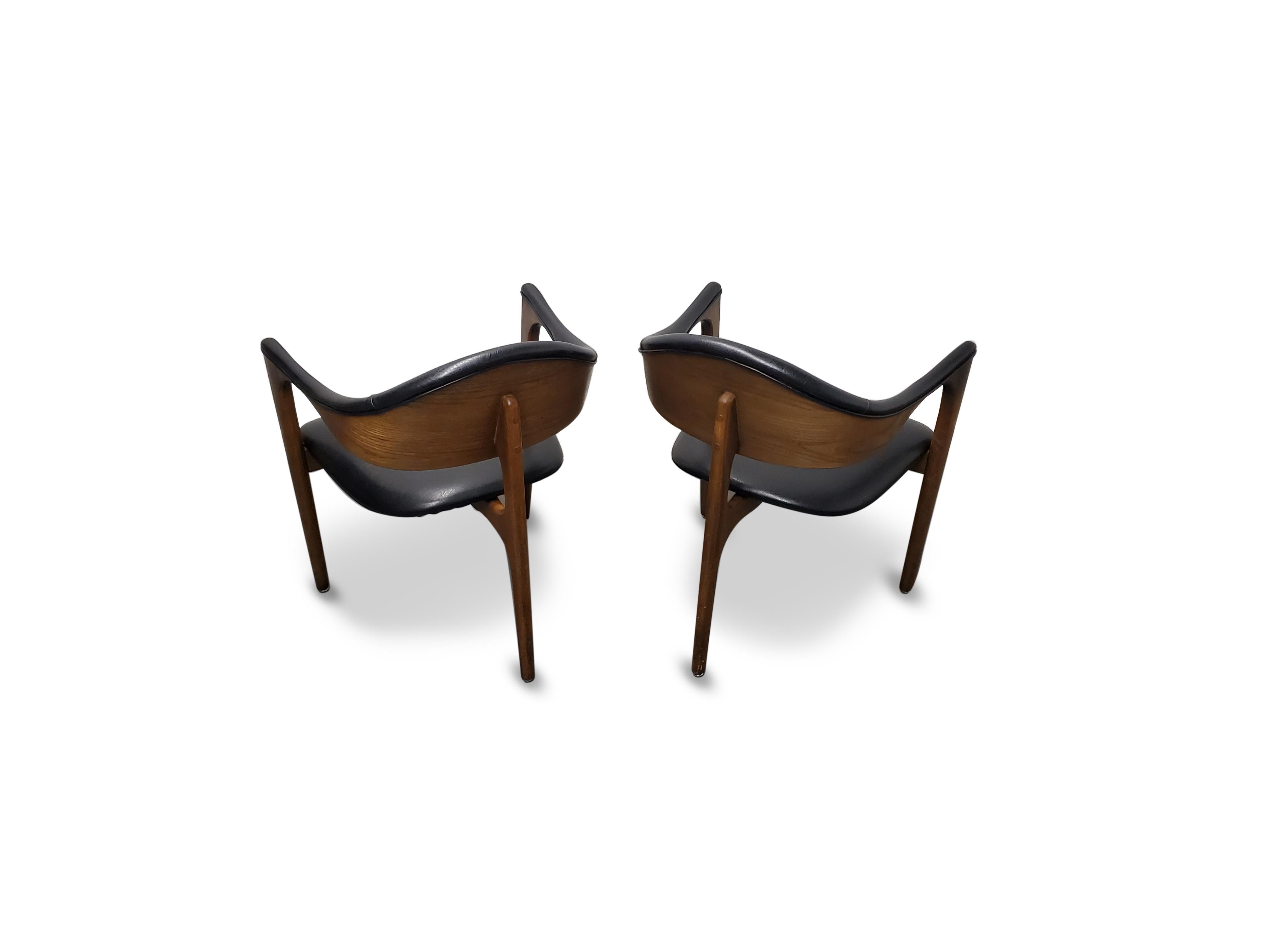 Pair of Mid-Century Modern Three-Legged Chairs 5