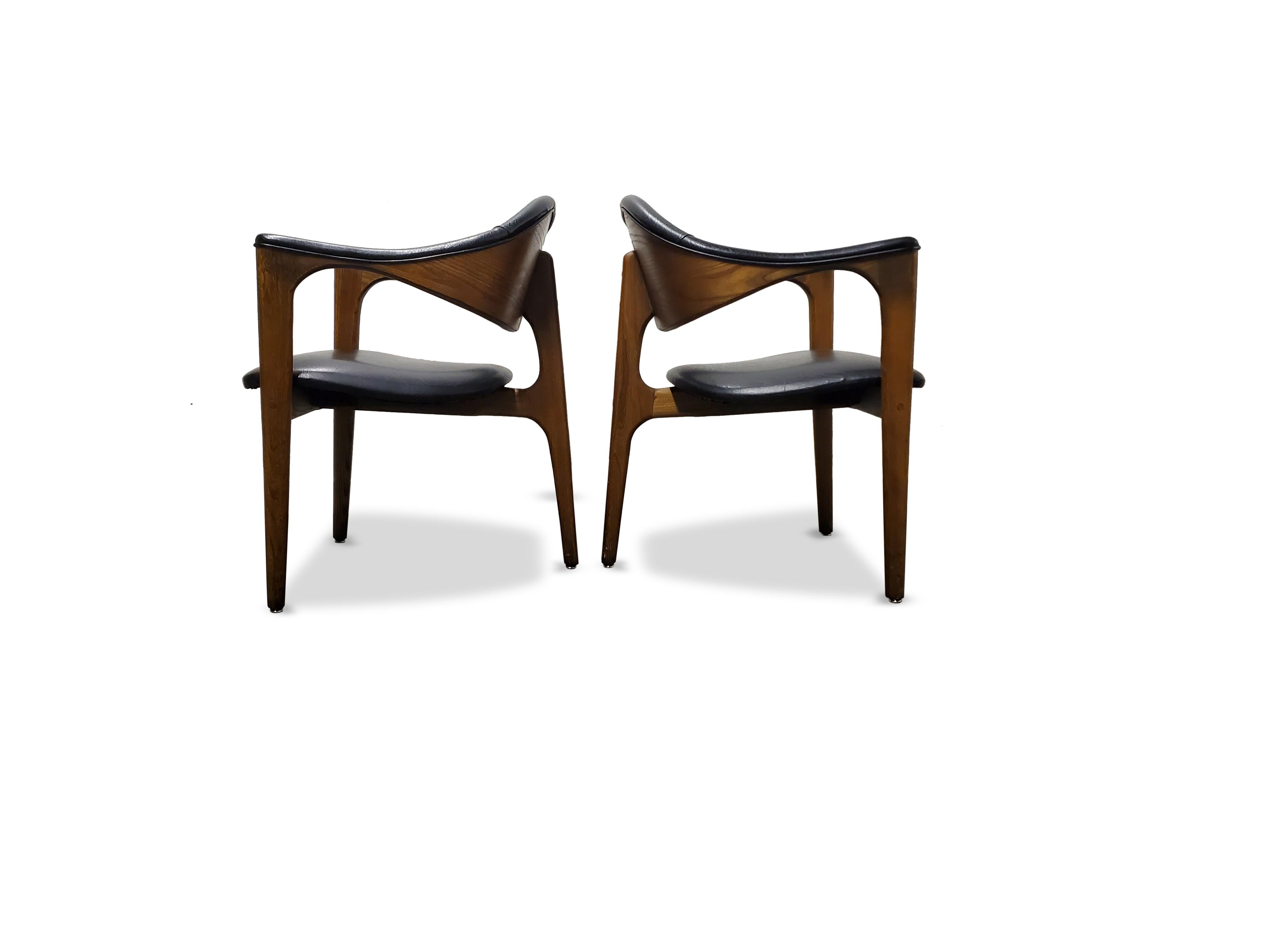 Pair of Mid-Century Modern Three-Legged Chairs 7