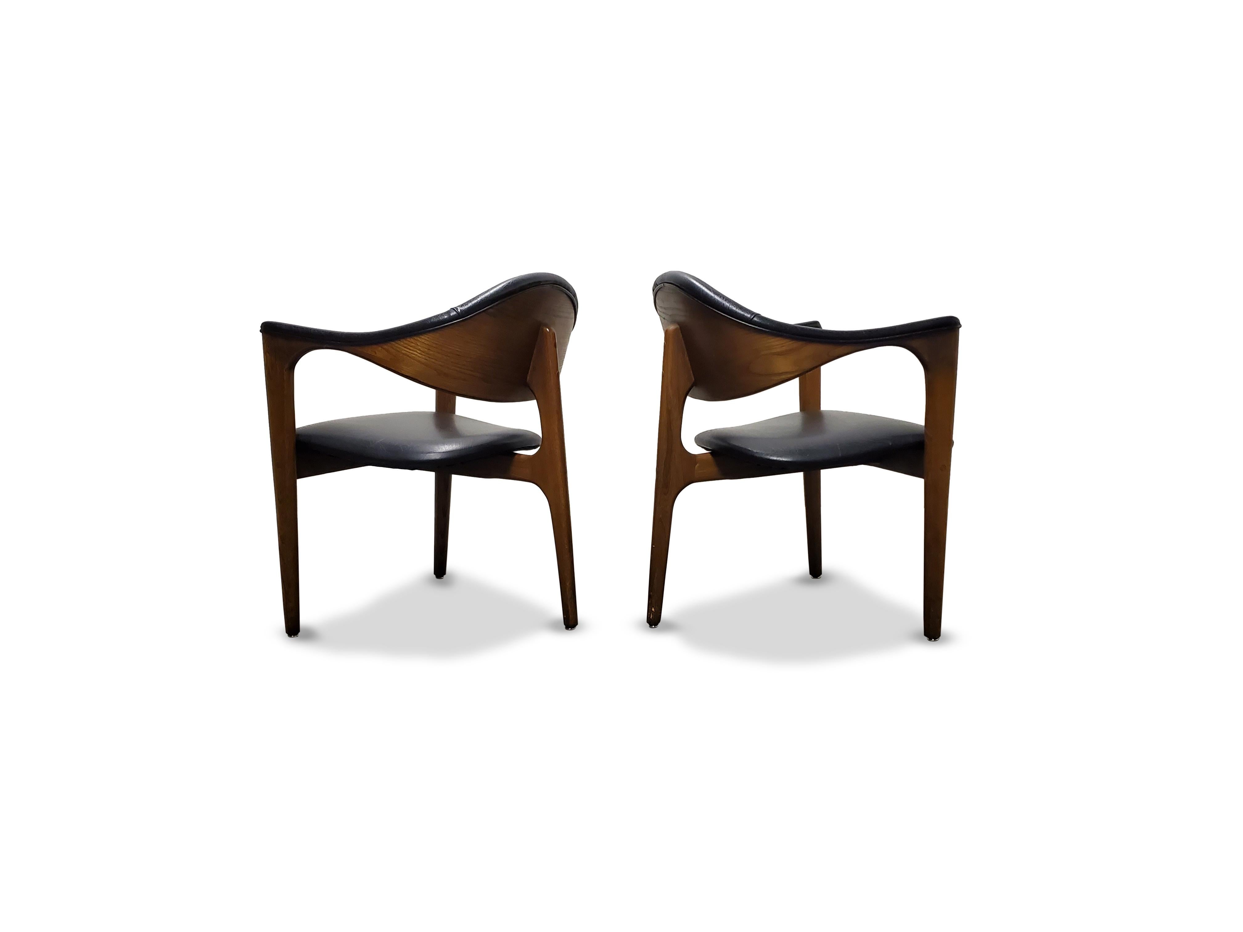 20th Century Pair of Mid-Century Modern Three-Legged Chairs