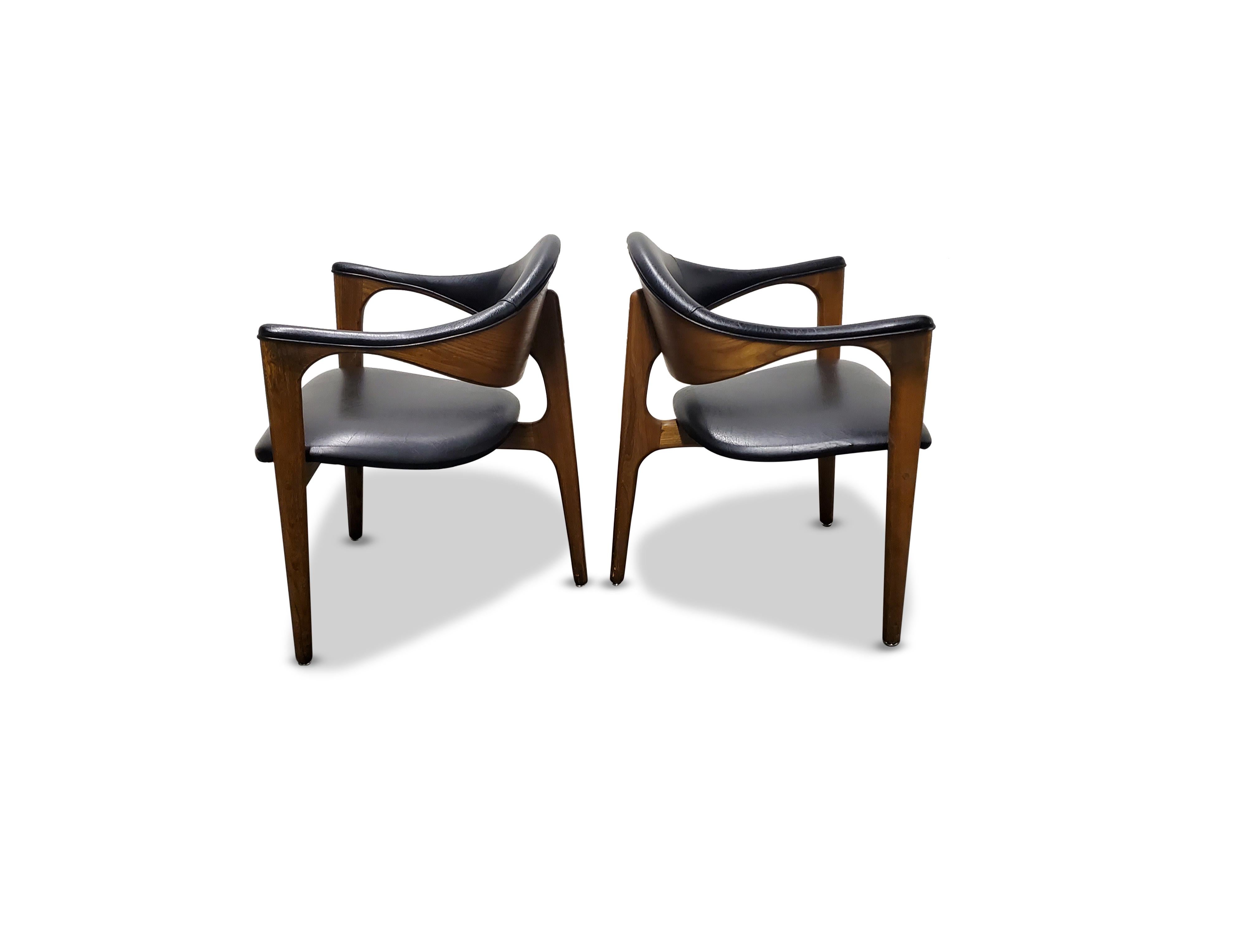 Pair of Mid-Century Modern Three-Legged Chairs 1