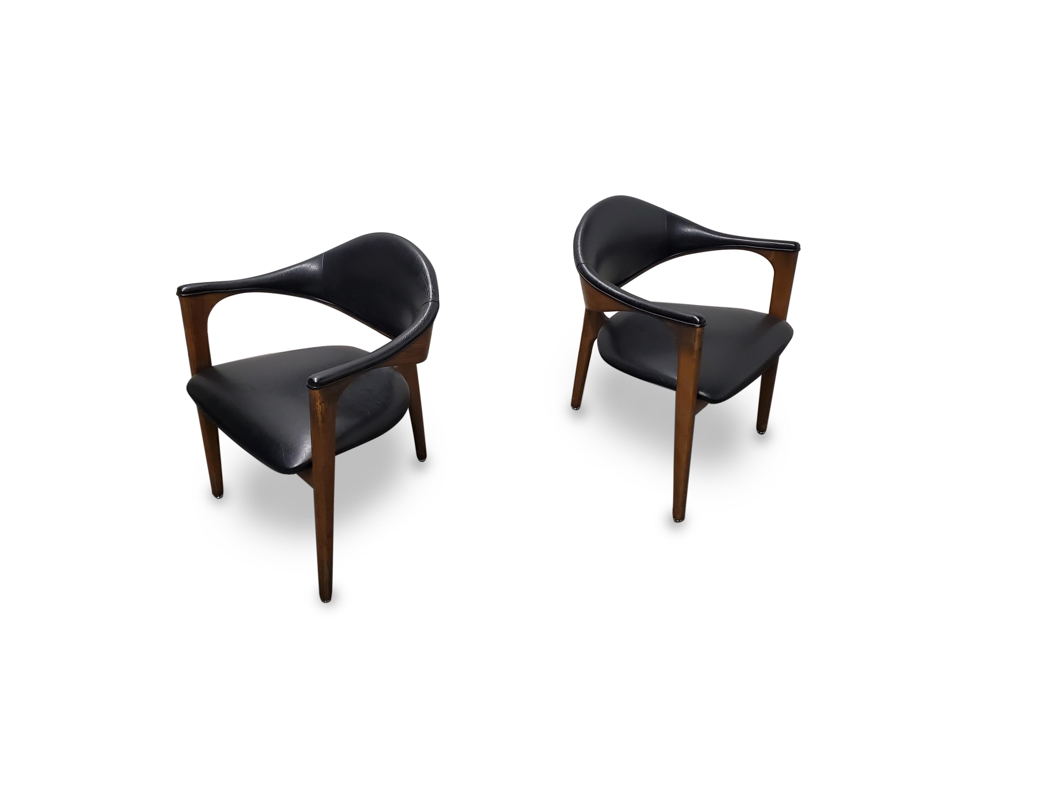 Pair of Mid-Century Modern Three-Legged Chairs 3