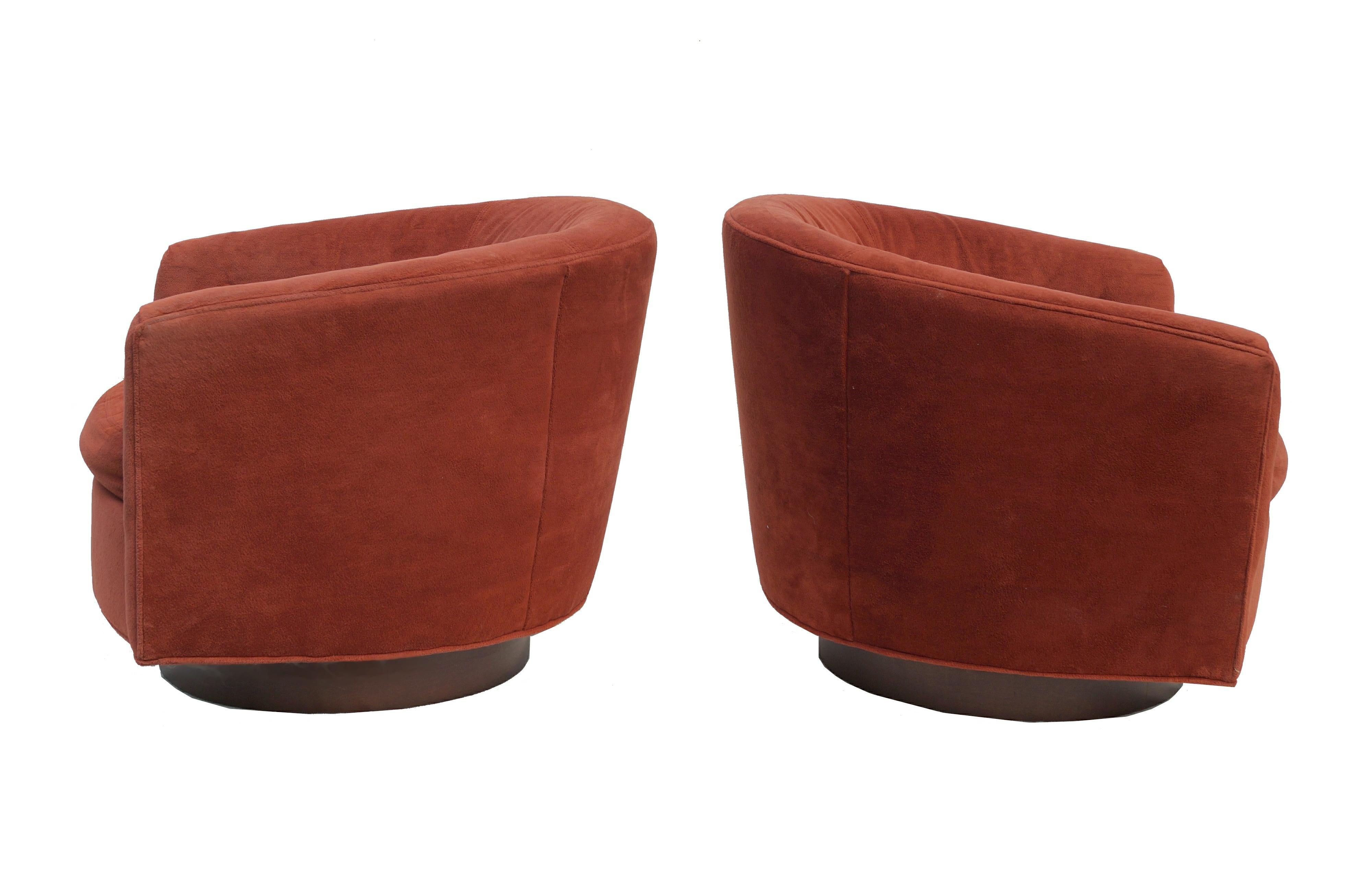 Woodwork Pair of Mid-Century Modern Tilt & Swivel Lounge Chairs Manner of Milo Baughman