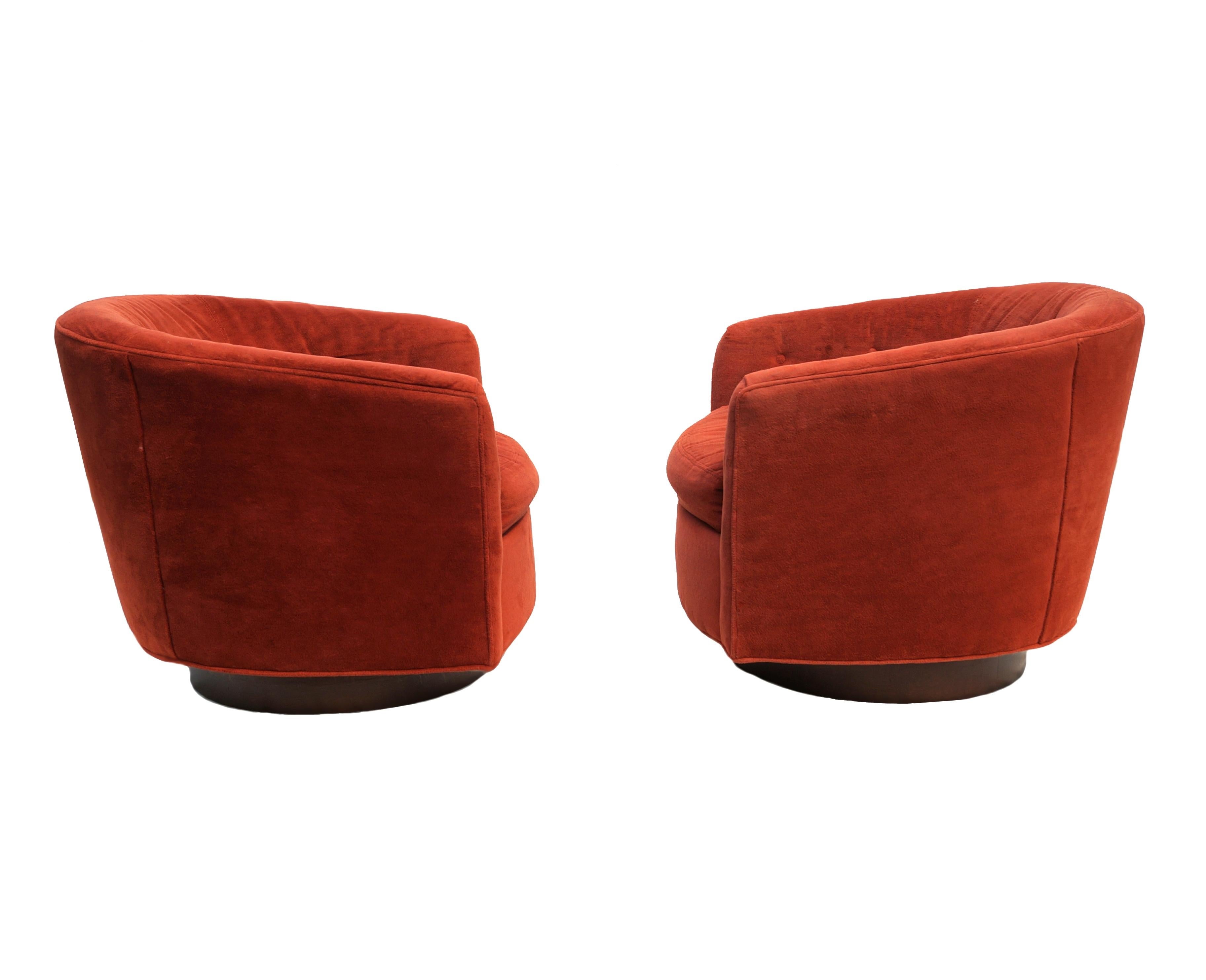 Pair of Mid-Century Modern Tilt & Swivel Lounge Chairs Manner of Milo Baughman In Good Condition In Wayne, NJ