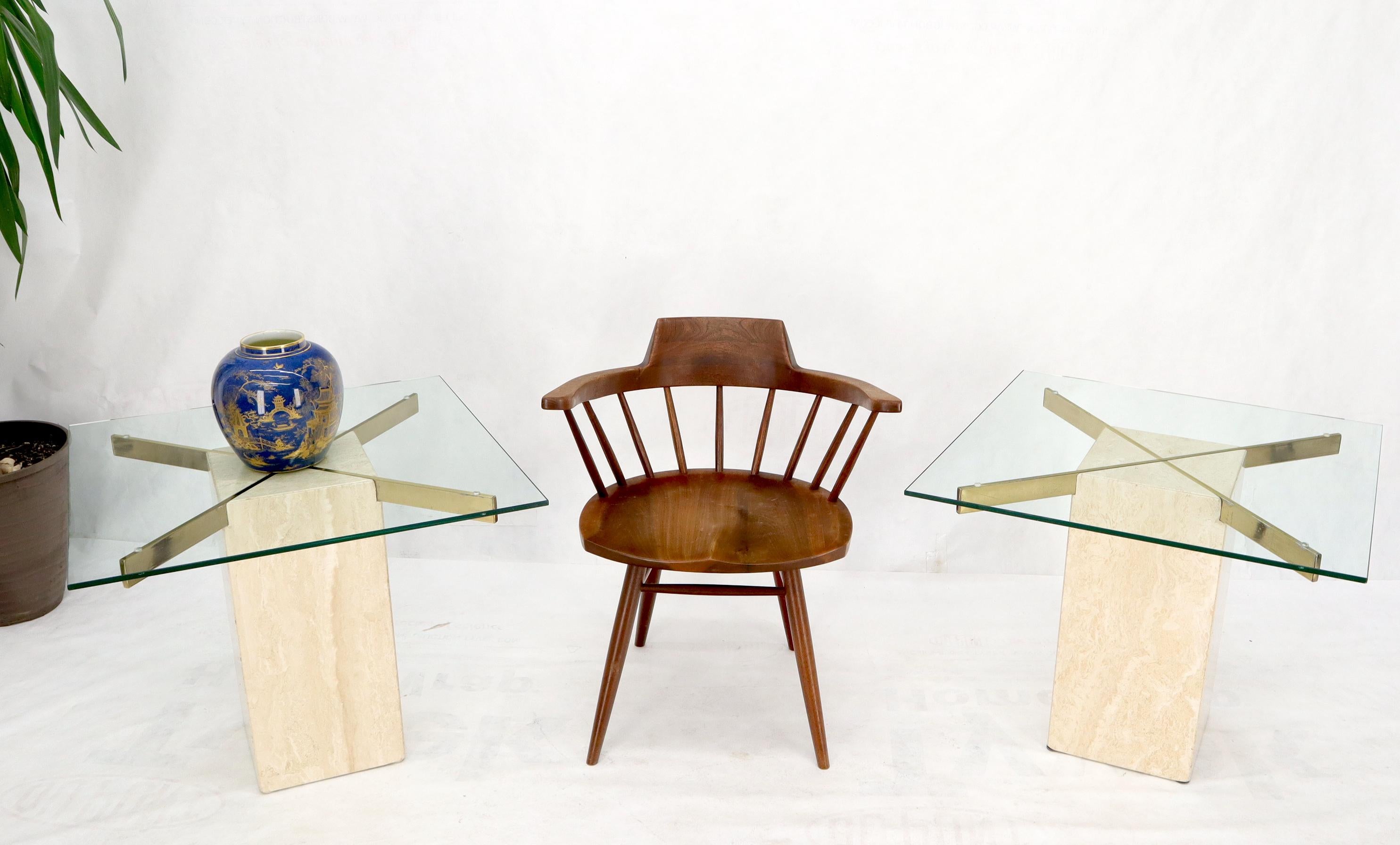 Mid-Century Modern Paire de tables d'appoint modernes du milieu du siècle dernier en travertin et socle en laiton avec plateaux en verre carré en vente