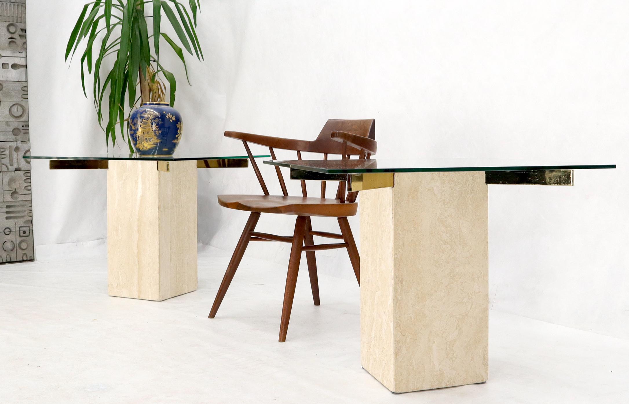 italien Paire de tables d'appoint modernes du milieu du siècle dernier en travertin et socle en laiton avec plateaux en verre carré en vente