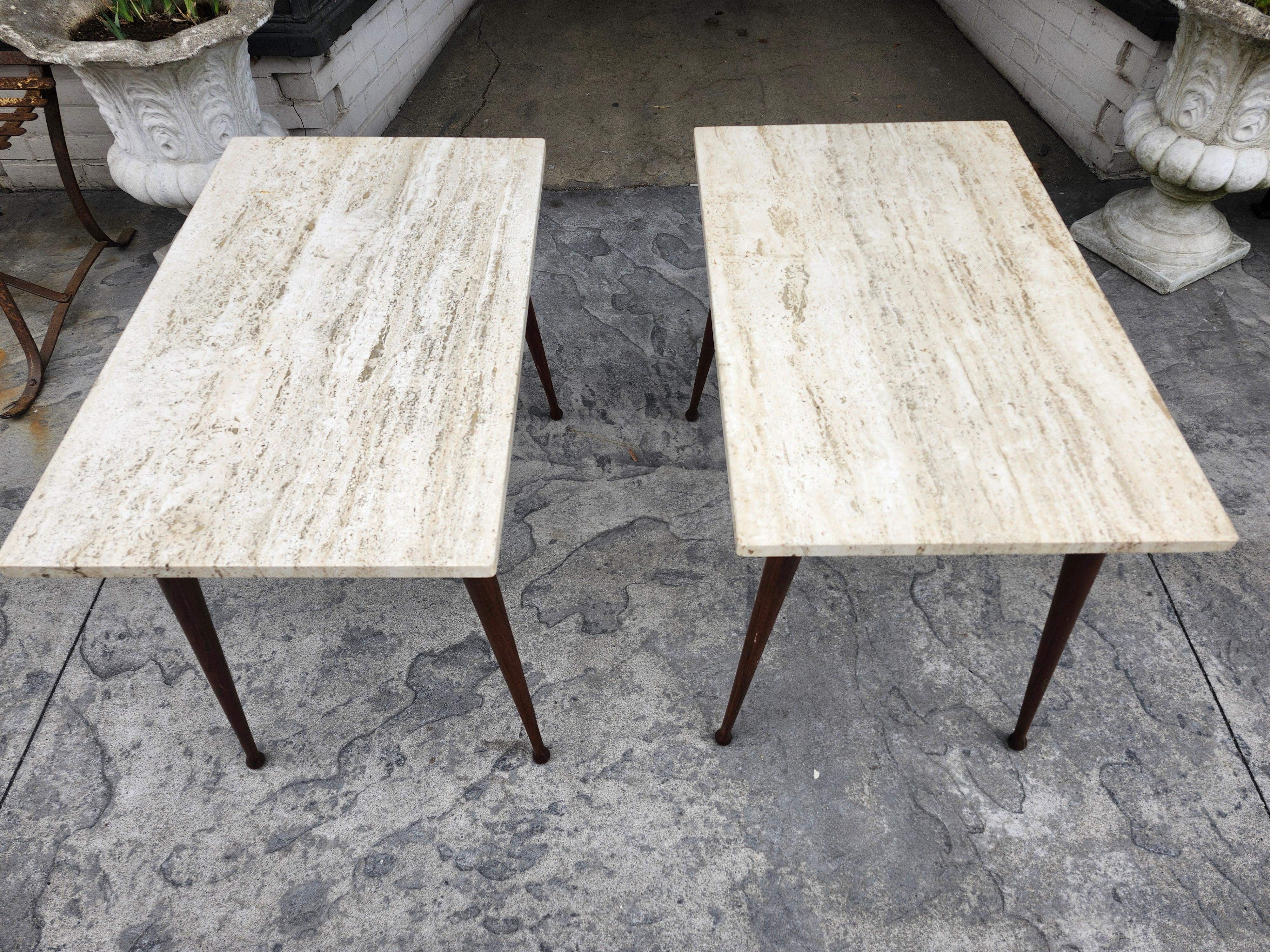 Paire de tables d'appoint modernes du milieu du siècle dernier en travertin avec pieds en bois fil de fer en vente 2