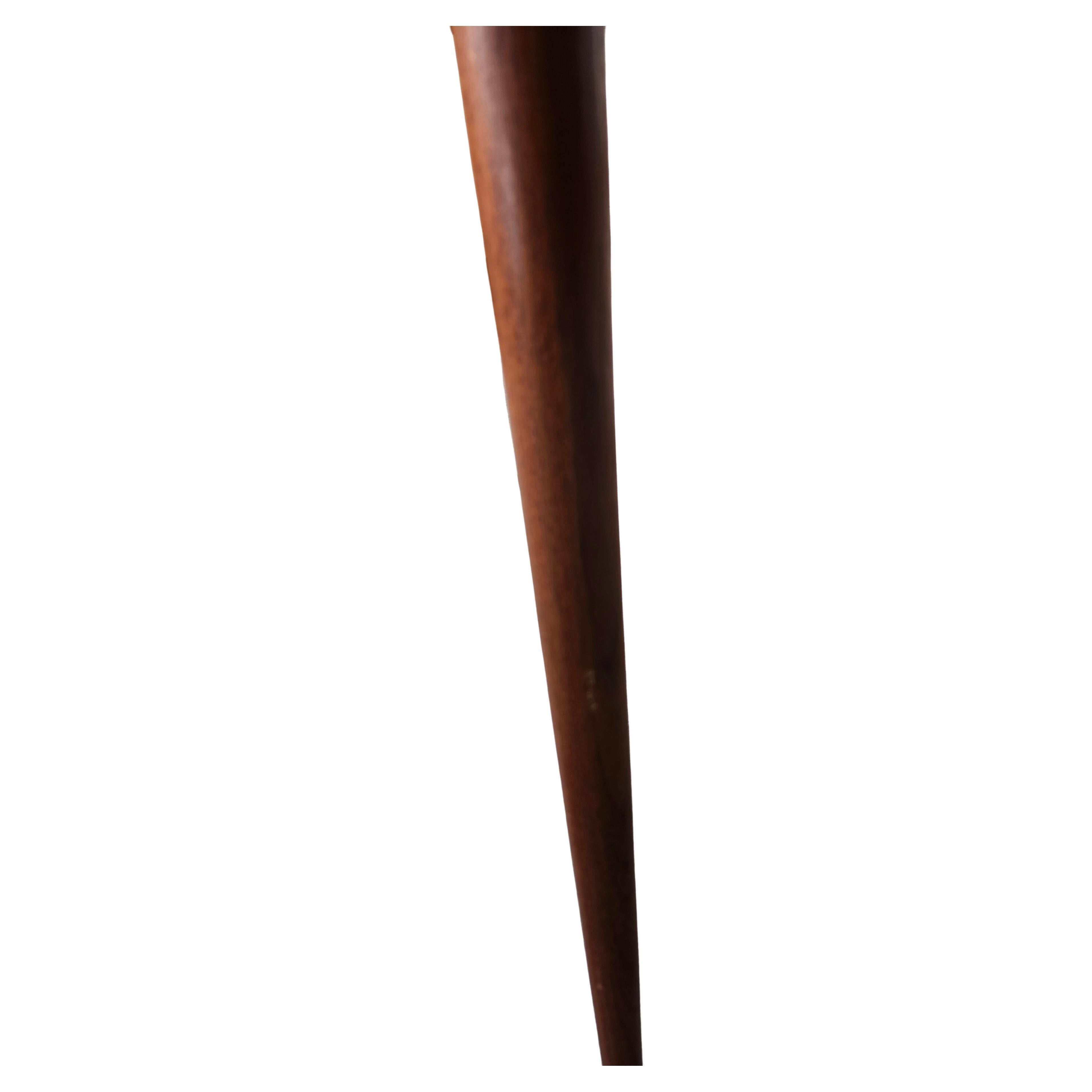 Paire simple mais élégante de tables d'appoint modernes du milieu du siècle avec des plateaux en pierre de travertin soutenus par des pieds en noyer légèrement évasés et un cadre en fer. En excellent état vintage avec une usure minimale due à l'âge