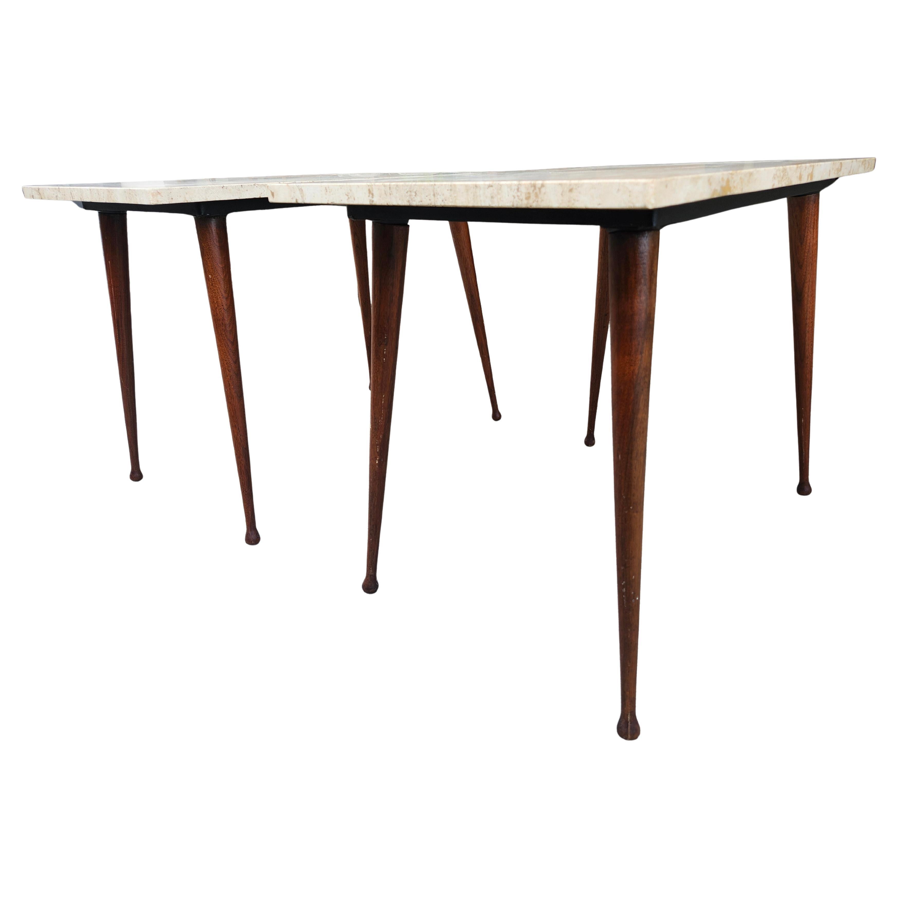 Américain Paire de tables d'appoint modernes du milieu du siècle dernier en travertin avec pieds en bois fil de fer en vente
