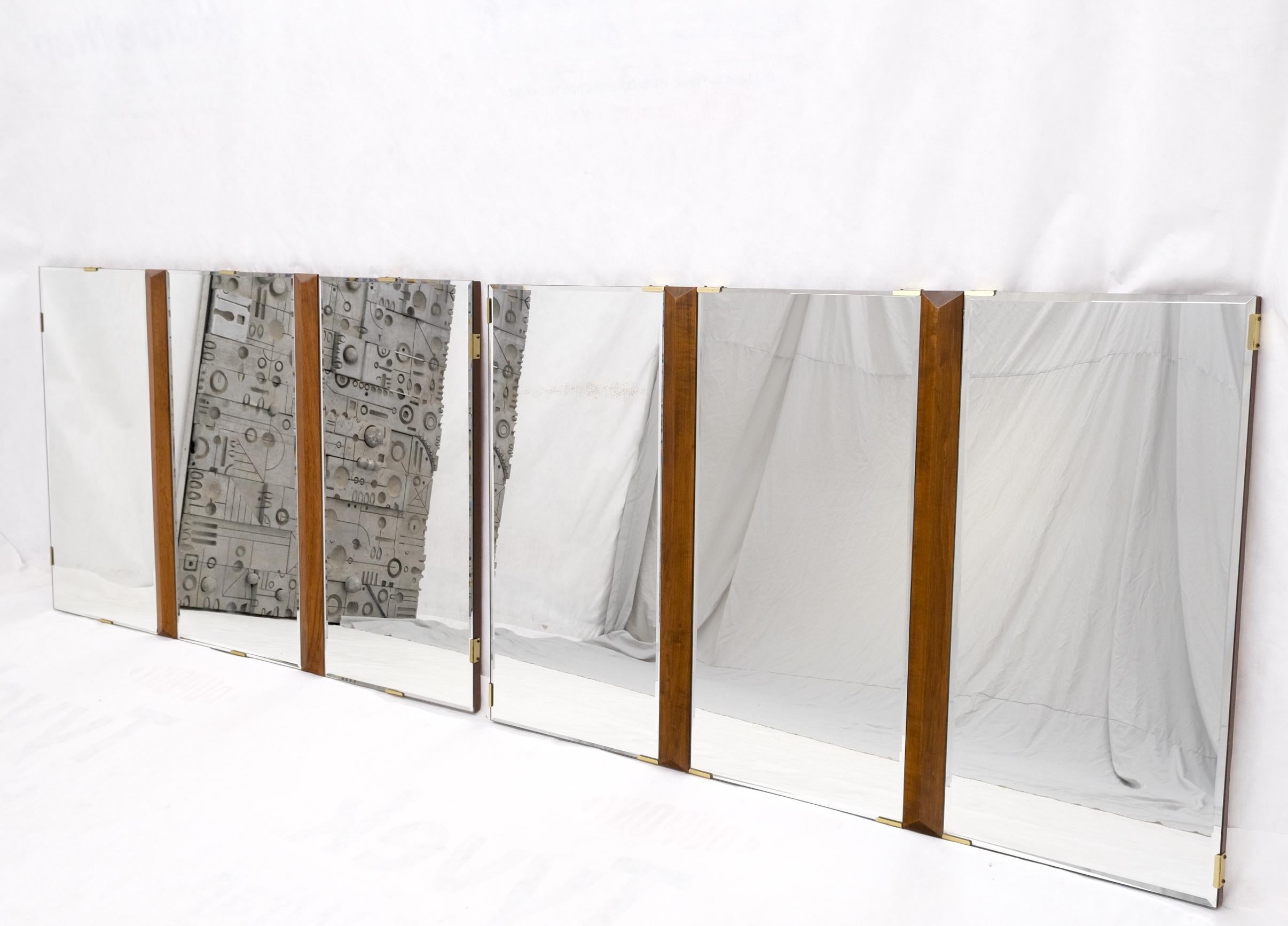 Paire de trois miroirs biseautés modernes du milieu du siècle dernier, avec accents en noyer en vente 3