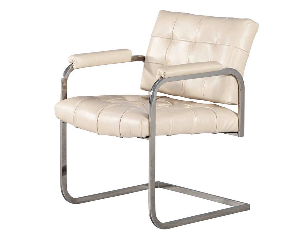 Paire de chaises d'appoint en cuir crème matelassé de style mi-siècle moderne en vente 3