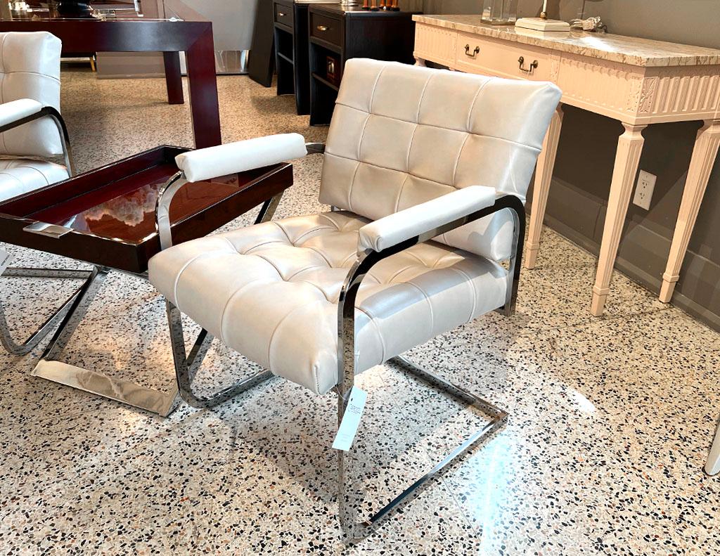 Paire de chaises d'appoint en cuir crème matelassé de style mi-siècle moderne en vente 4