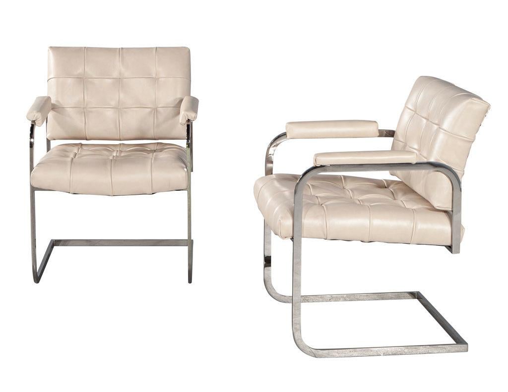Mid-Century Modern Paire de chaises d'appoint en cuir crème matelassé de style mi-siècle moderne en vente