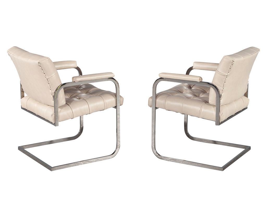 Américain Paire de chaises d'appoint en cuir crème matelassé de style mi-siècle moderne en vente