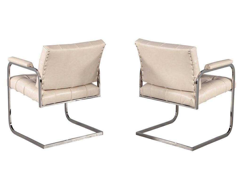 Paire de chaises d'appoint en cuir crème matelassé de style mi-siècle moderne Bon état - En vente à North York, ON