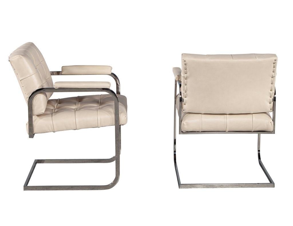 Fin du 20e siècle Paire de chaises d'appoint en cuir crème matelassé de style mi-siècle moderne en vente