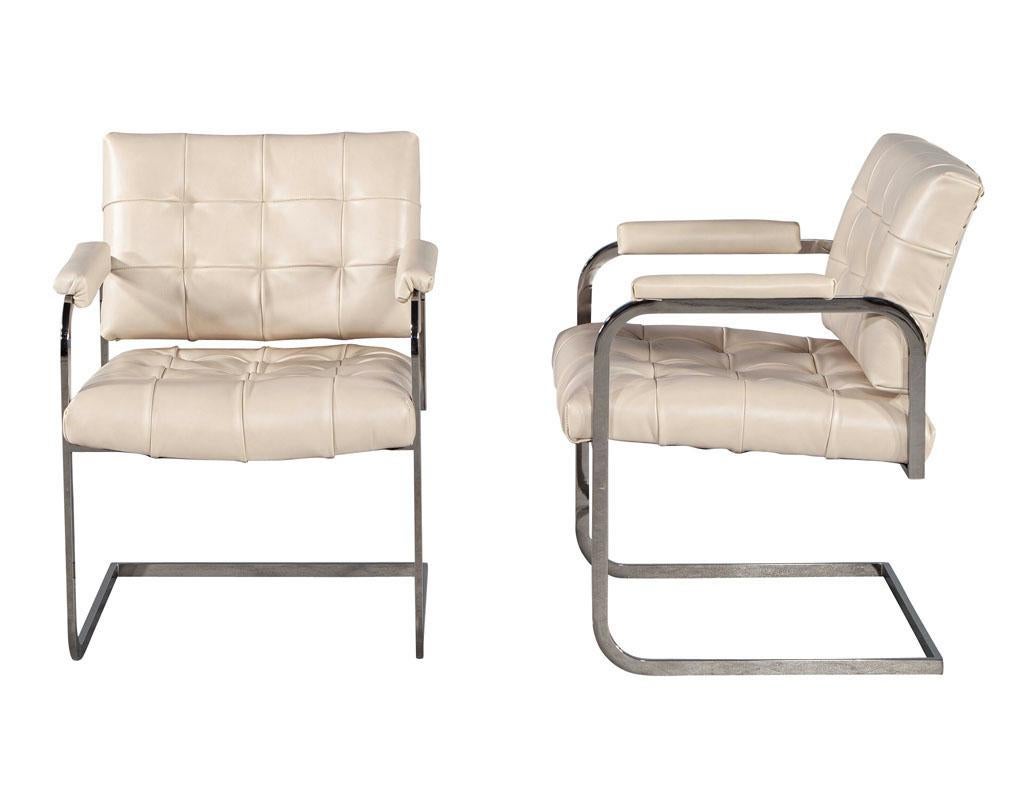 Acier inoxydable Paire de chaises d'appoint en cuir crème matelassé de style mi-siècle moderne en vente