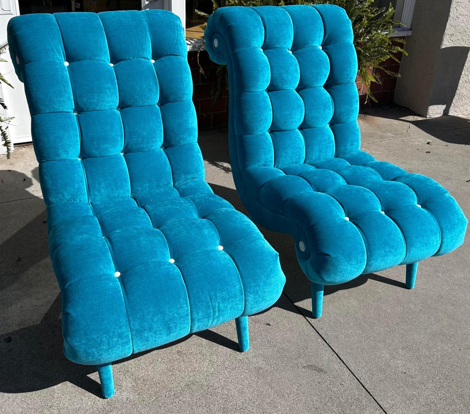 Mid-Century Modern Pair of Mid Century Modern Tufted Turquoise Velvet Chairs For Sale