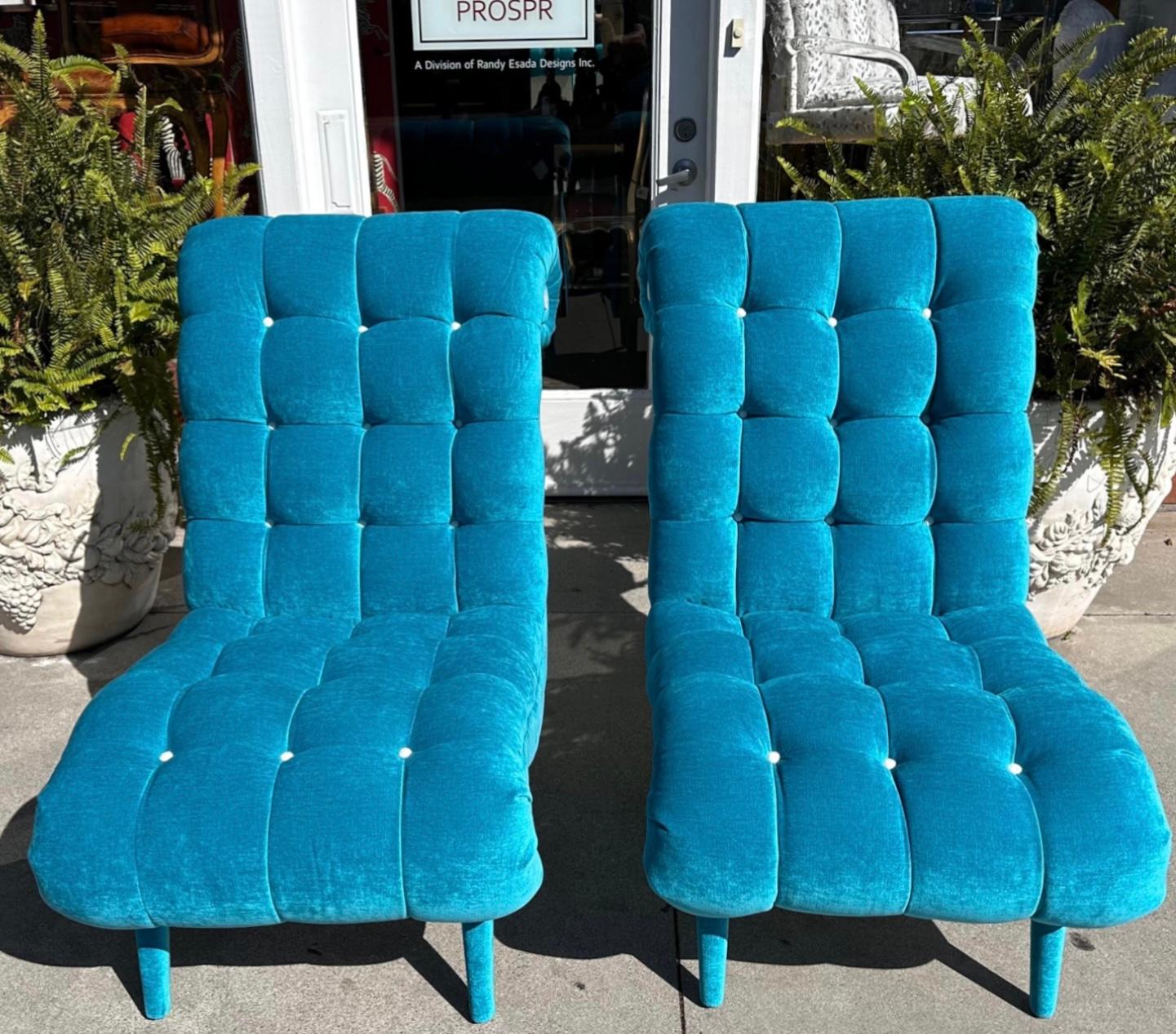 Américain Paire de chaises modernes du milieu du siècle dernier en velours turquoise touffeté en vente