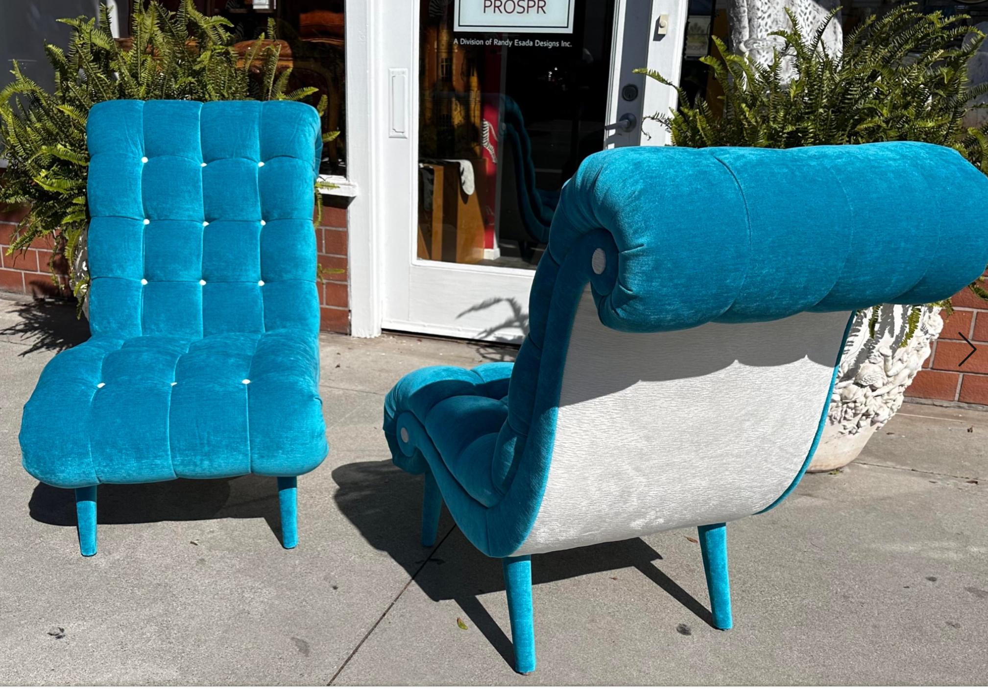 Pair of Mid Century Modern Tufted Turquoise Velvet Chairs In Good Condition For Sale In LOS ANGELES, CA