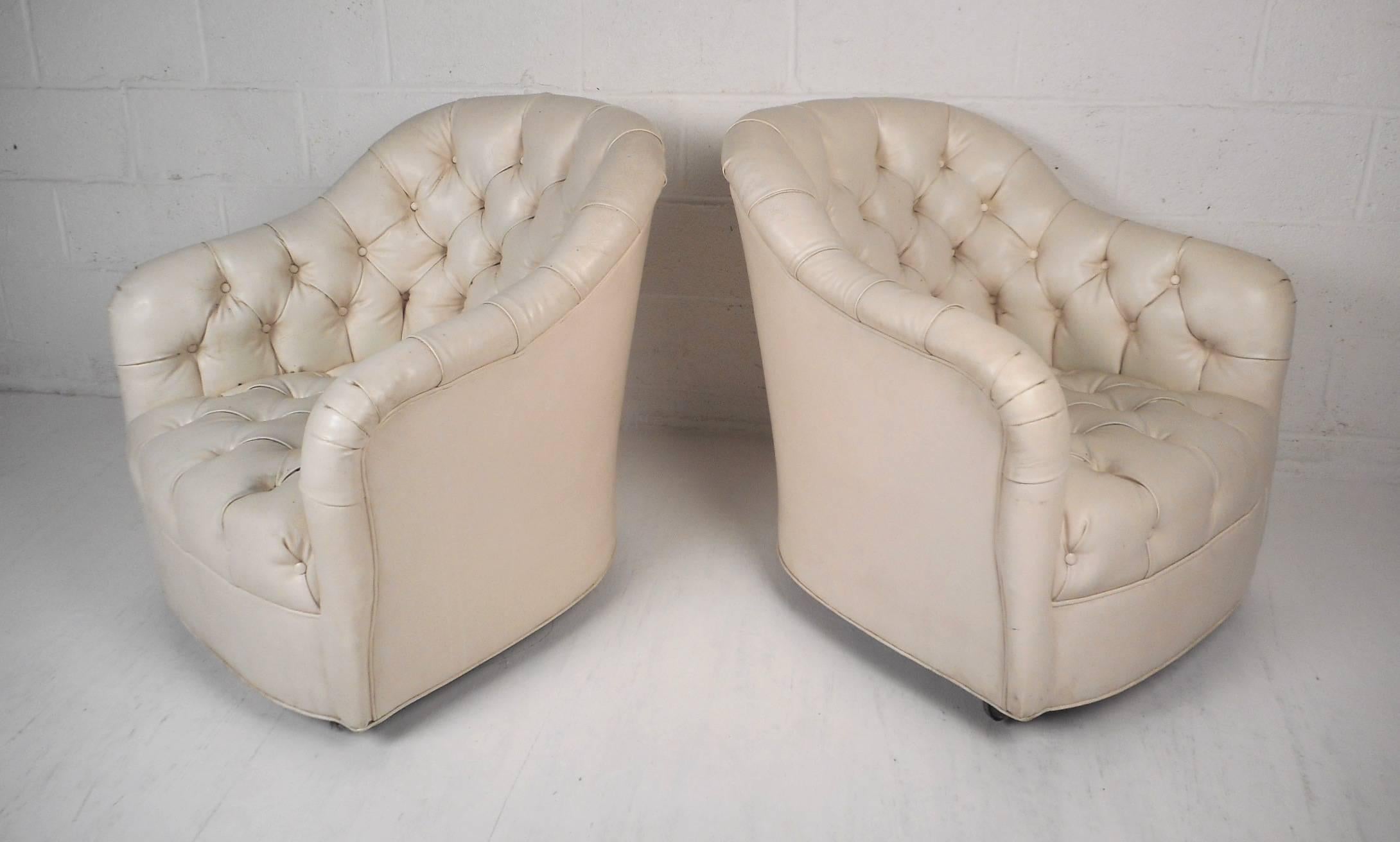 Pair of Mid-Century Modern Tufted Vinyl Lounge Chairs In Good Condition For Sale In Brooklyn, NY