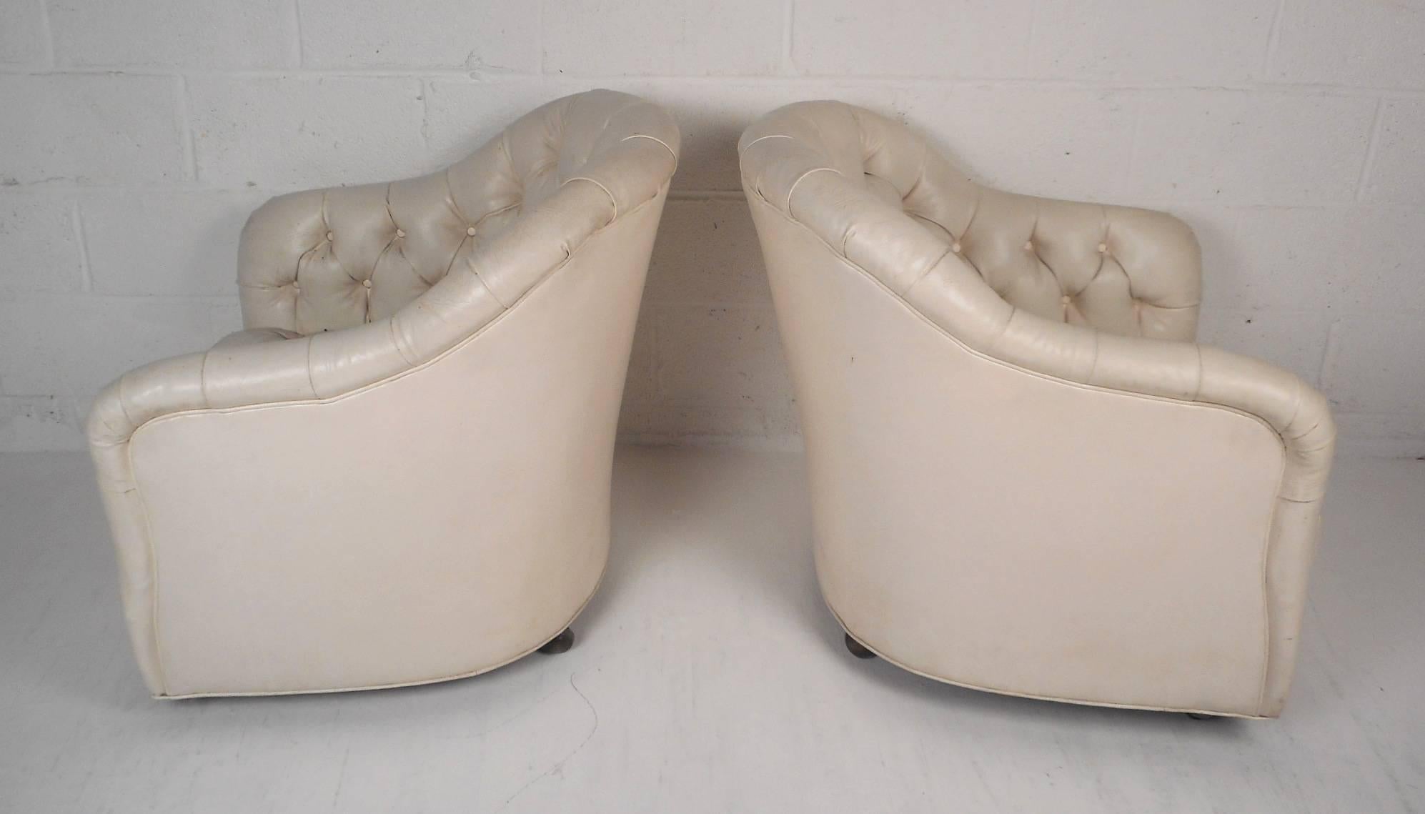 Late 20th Century Pair of Mid-Century Modern Tufted Vinyl Lounge Chairs For Sale