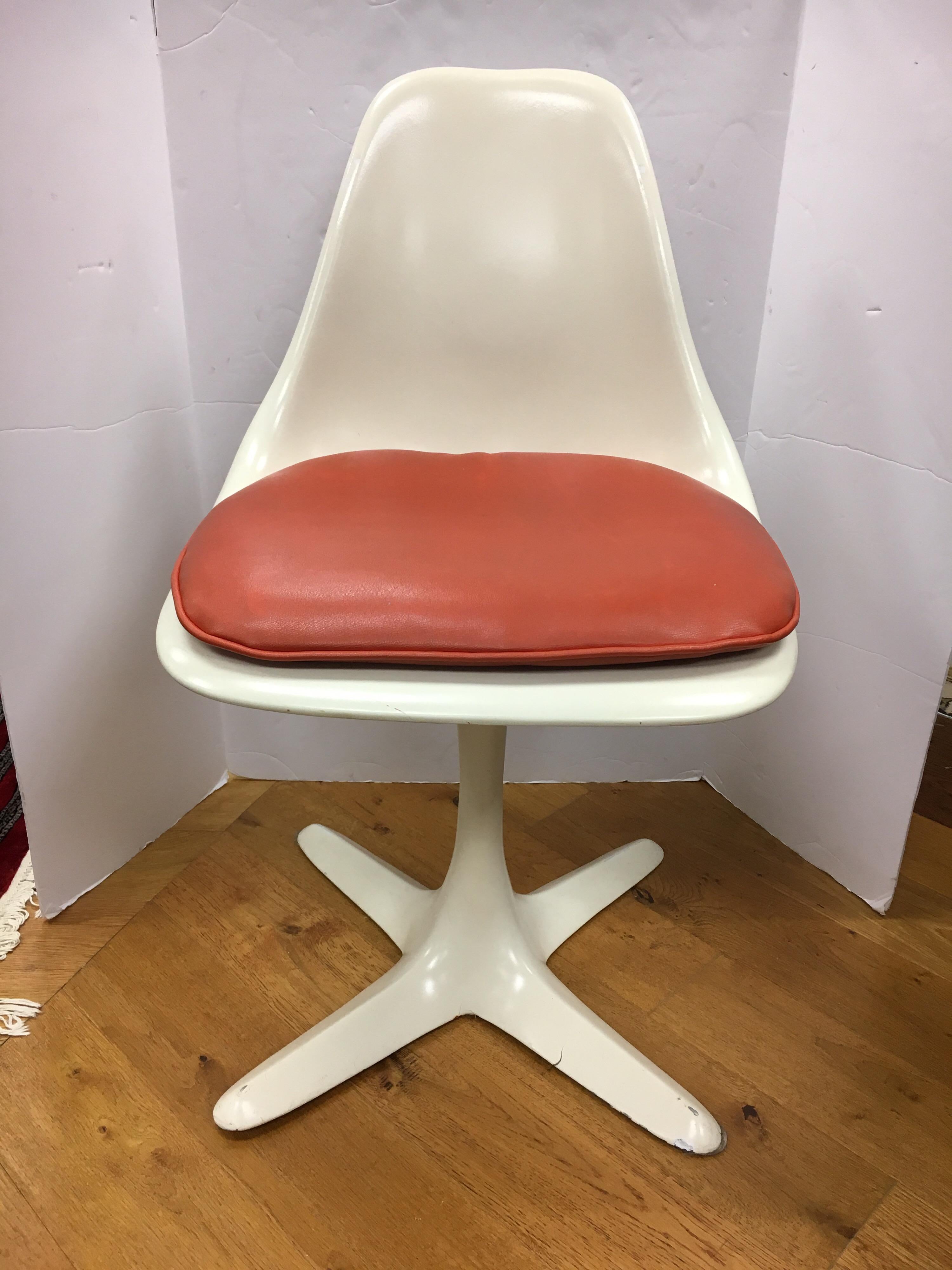 American Pair of Mid-Century Modern Tulip Dining Chairs in Saarinen Style by Burke USA